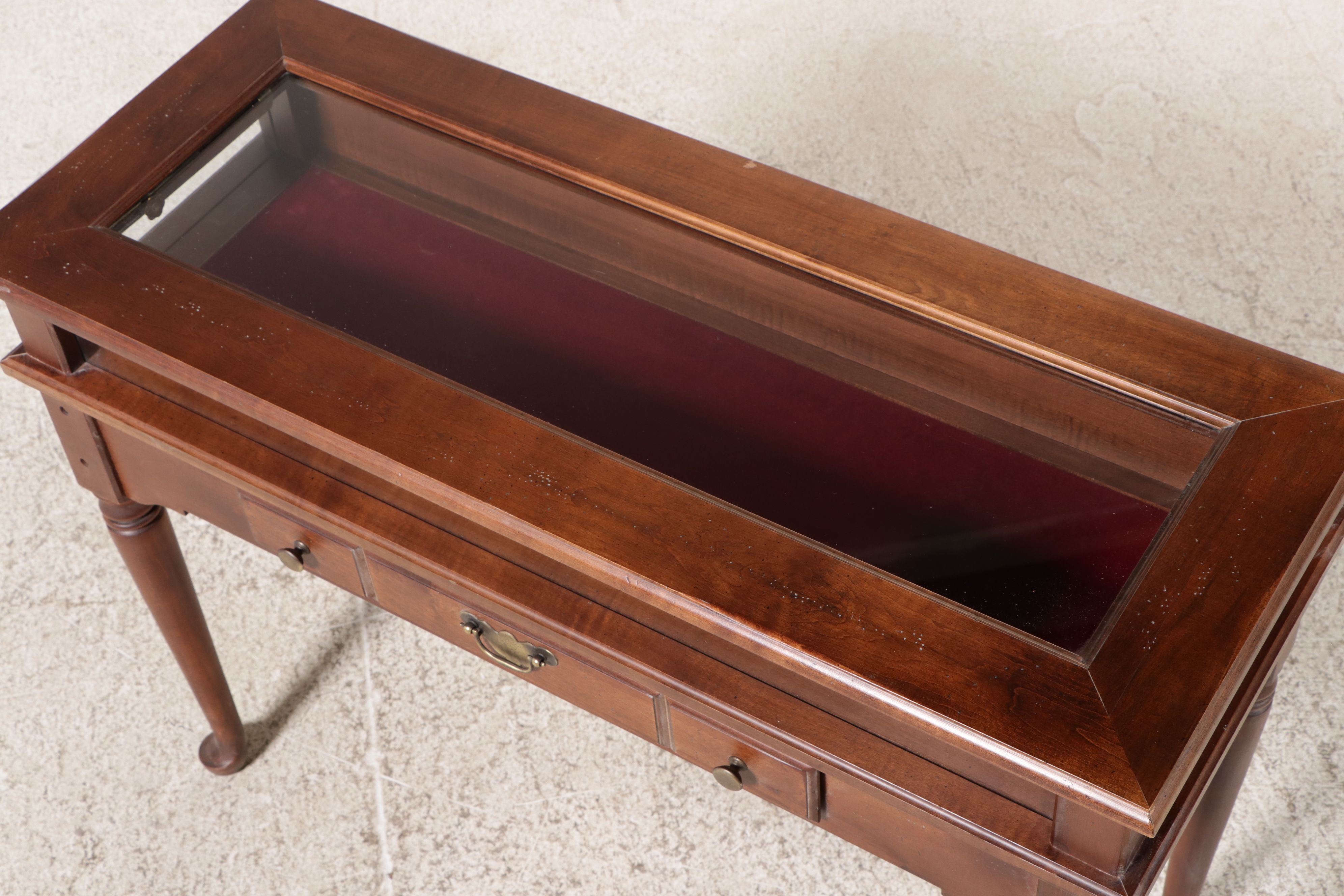 Bassett Furniture Queen Anne Style Mahogany Vitrine Table