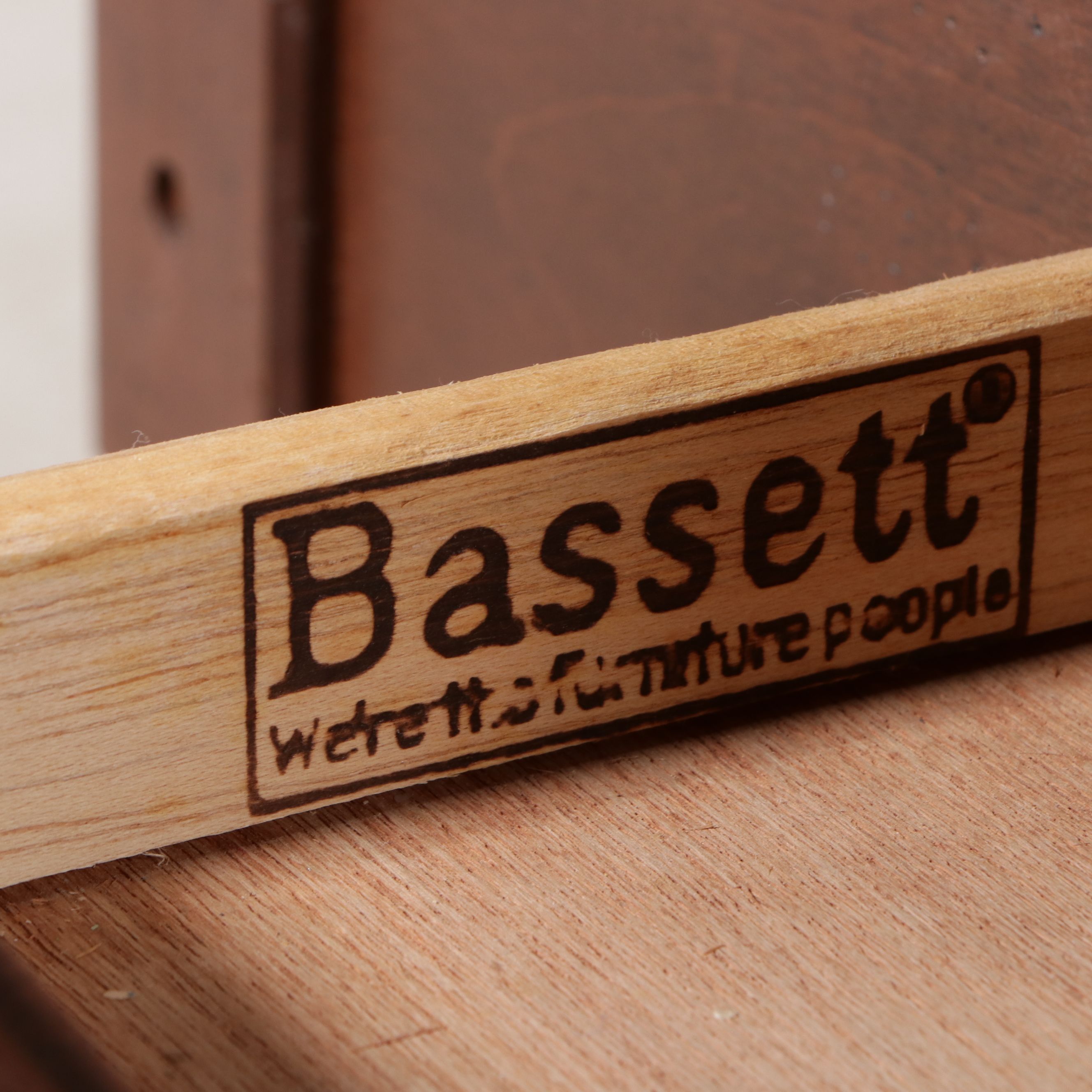 Bassett Furniture Queen Anne Style Mahogany Vitrine Table