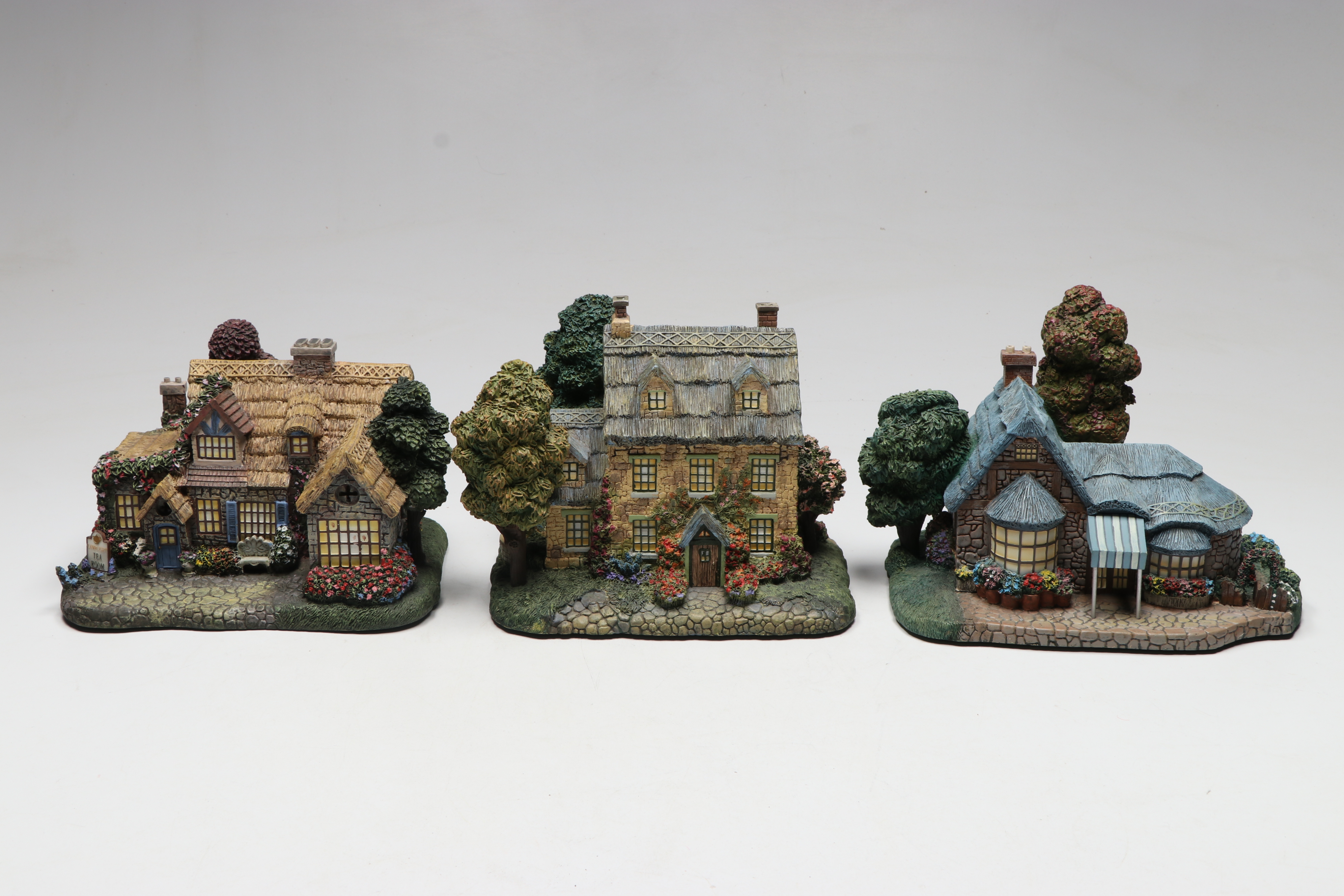 Thomas Kinkade's Lamplight Village Houses and Figurines