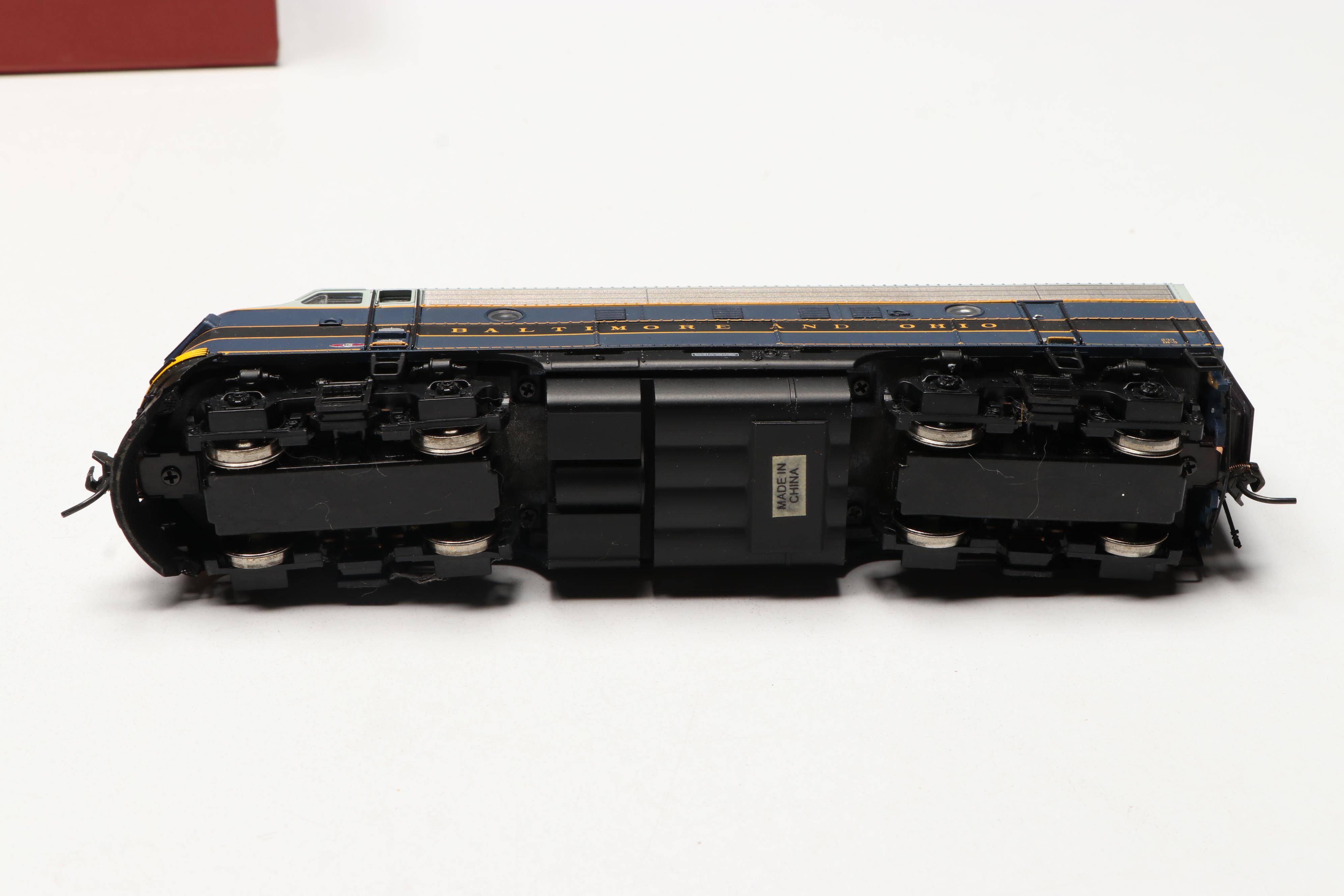 Genesis HO Scale F-7B Phase 2 #7522 Locomotive and More Locomotives and Cars