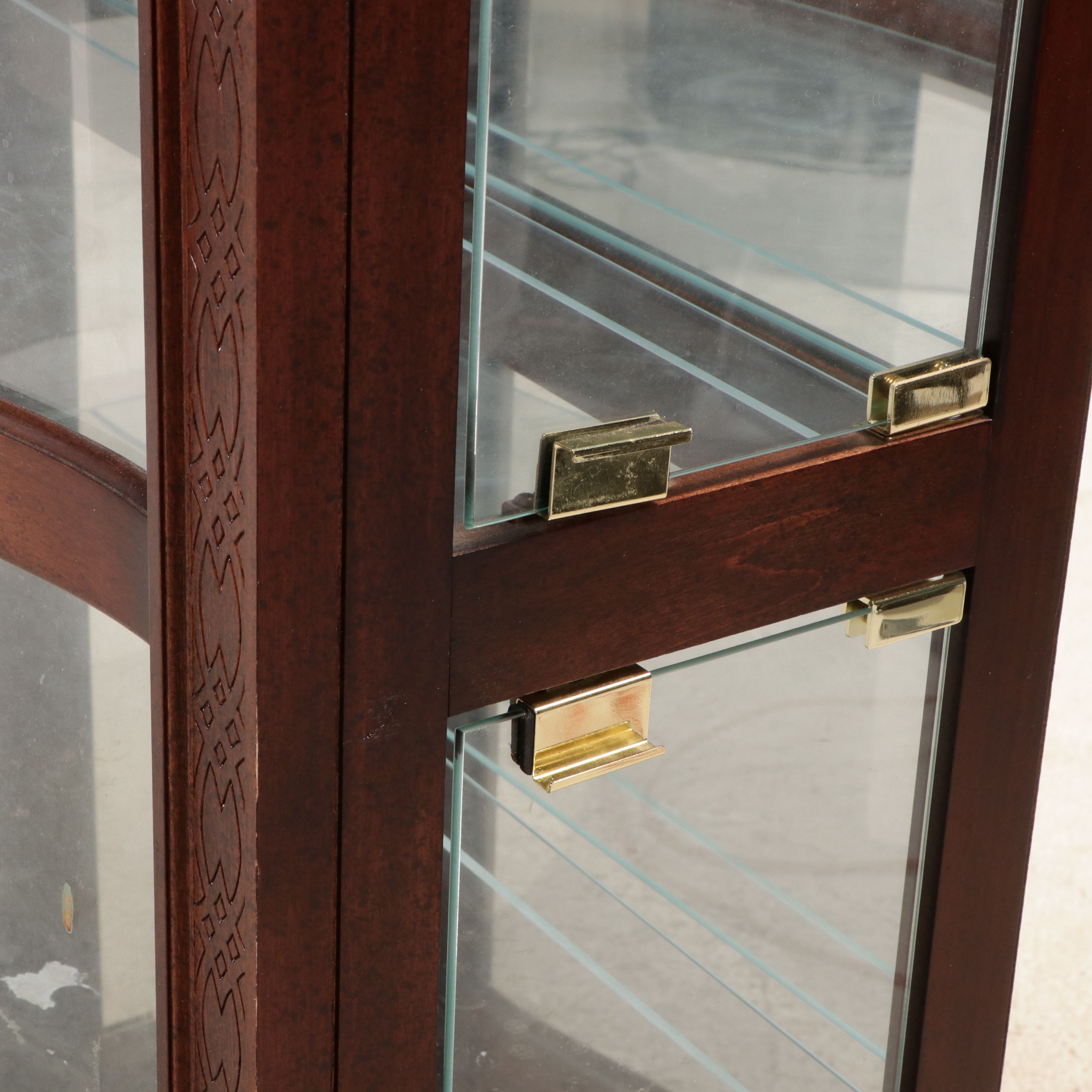 Pulaski Chippendale Style Carved Mahogany Illuminated Display Cabinet