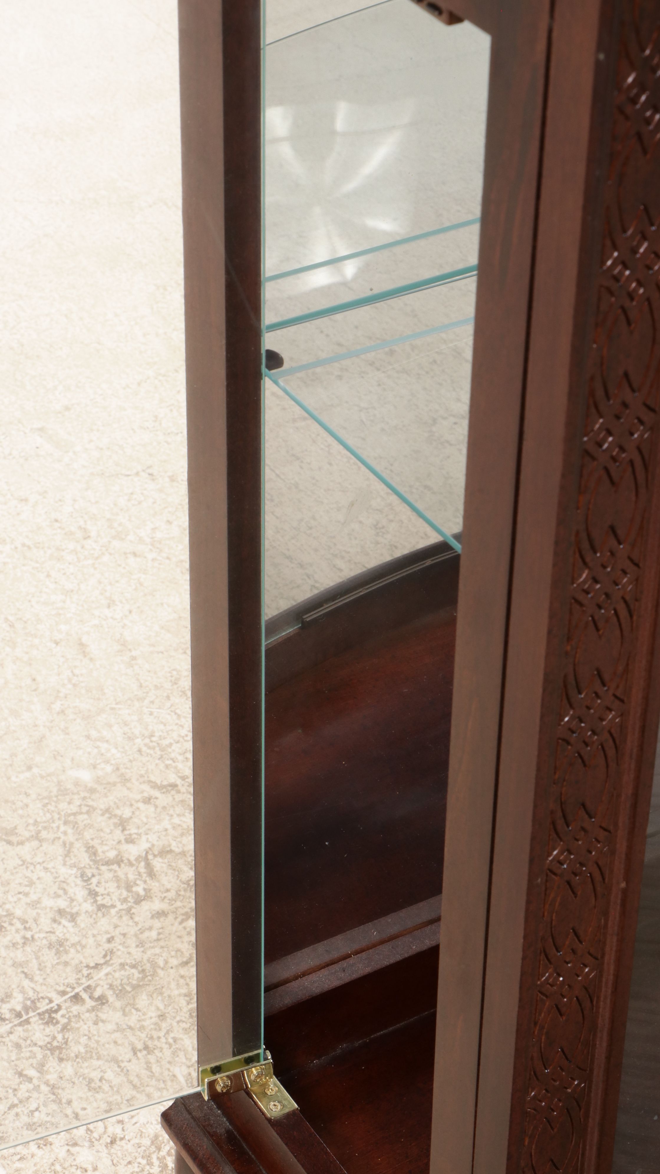 Pulaski Chippendale Style Carved Mahogany Illuminated Display Cabinet