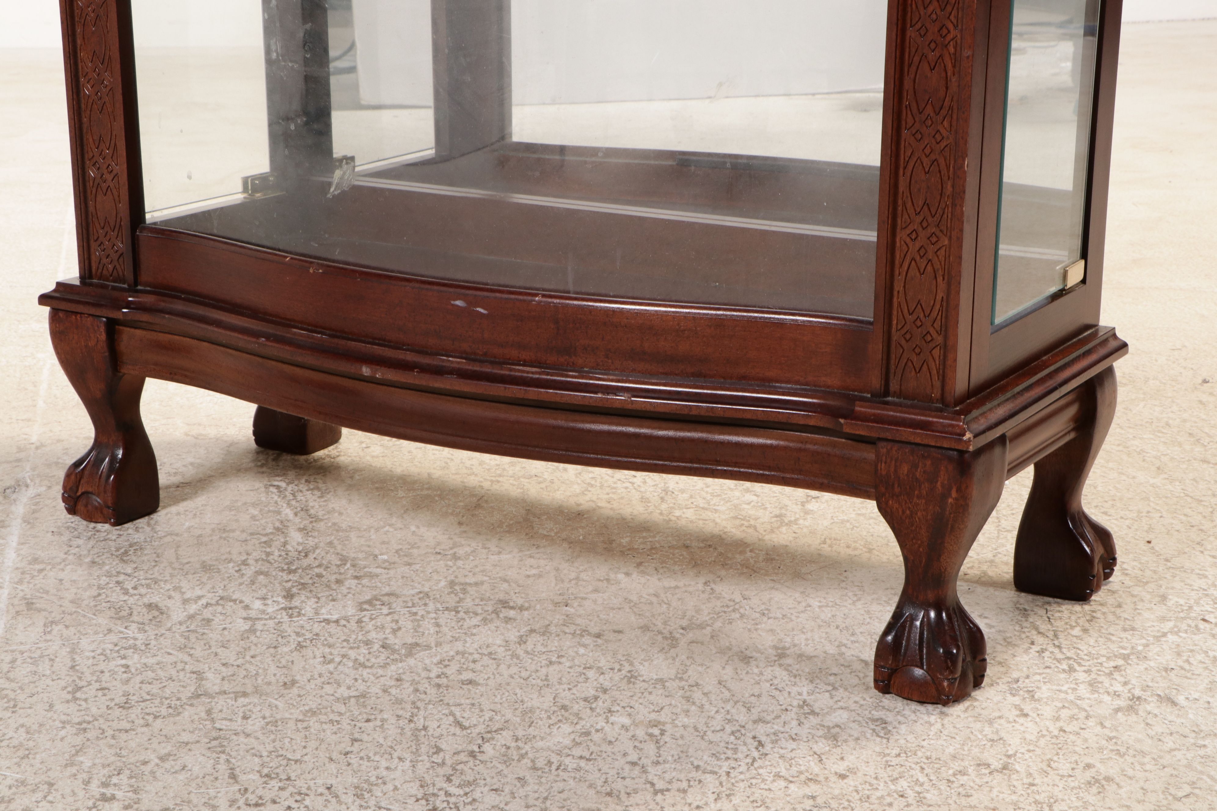 Pulaski Chippendale Style Carved Mahogany Illuminated Display Cabinet