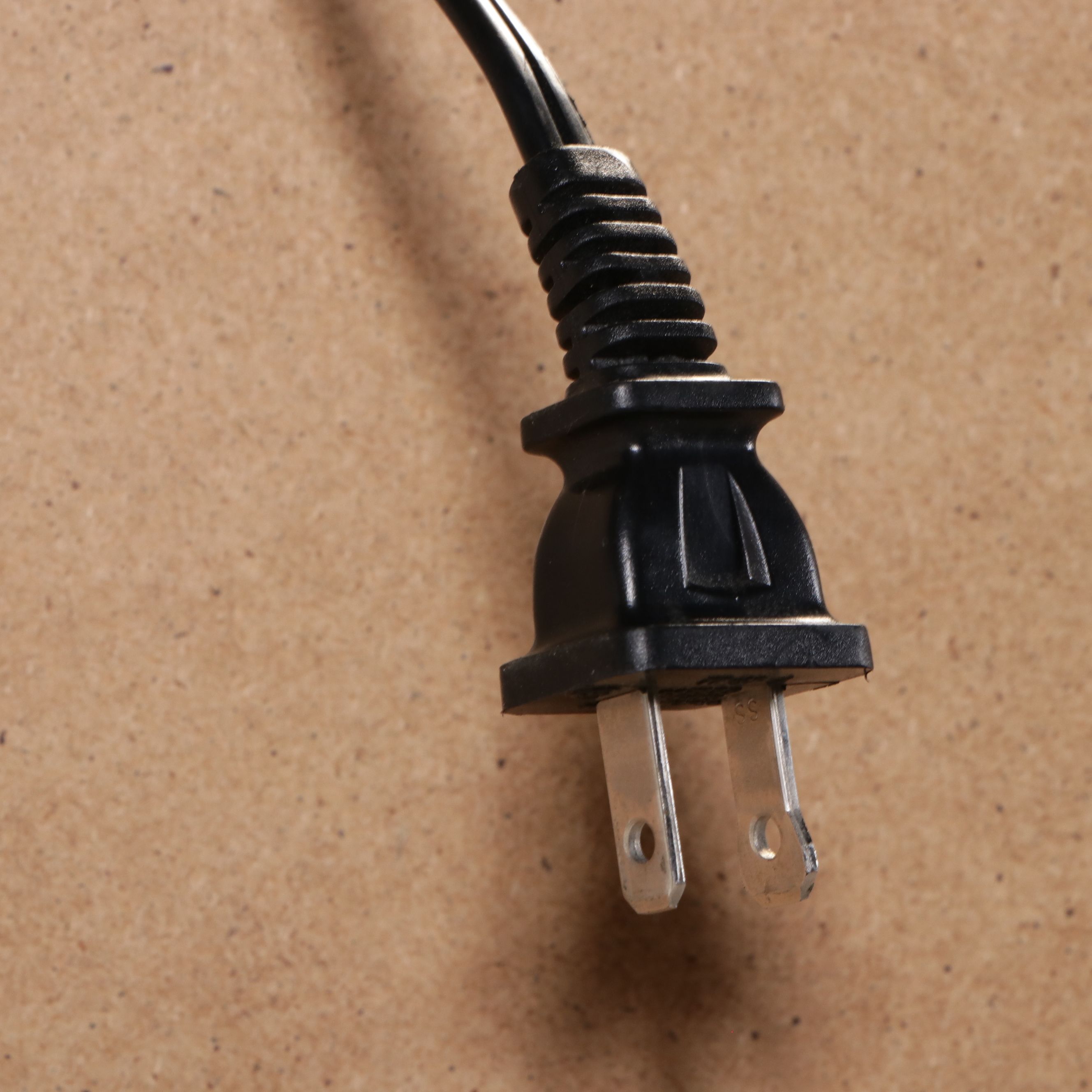 Pulaski Chippendale Style Carved Mahogany Illuminated Display Cabinet