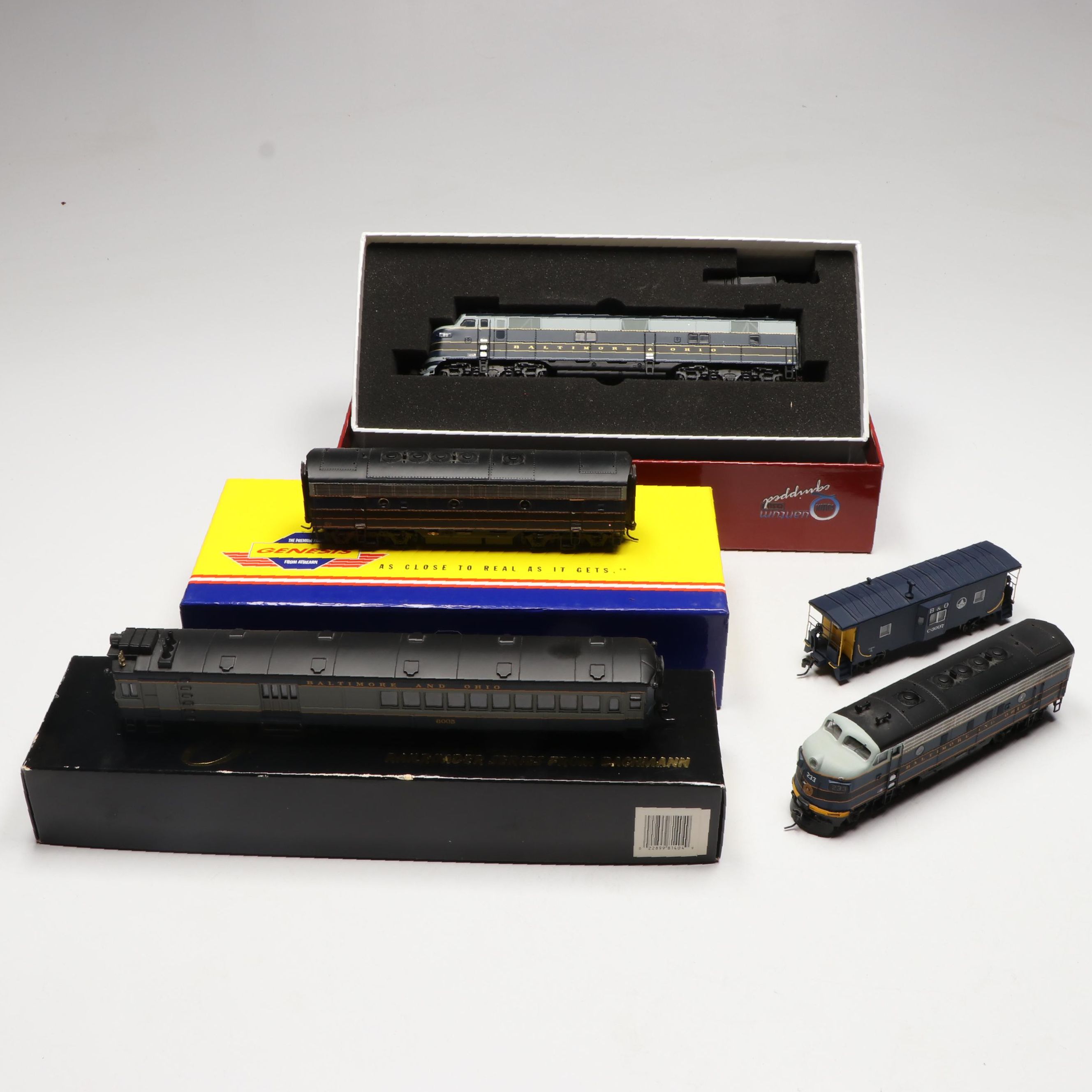 Genesis HO Scale F-7B Phase 2 #7522 Locomotive and More Locomotives and Cars