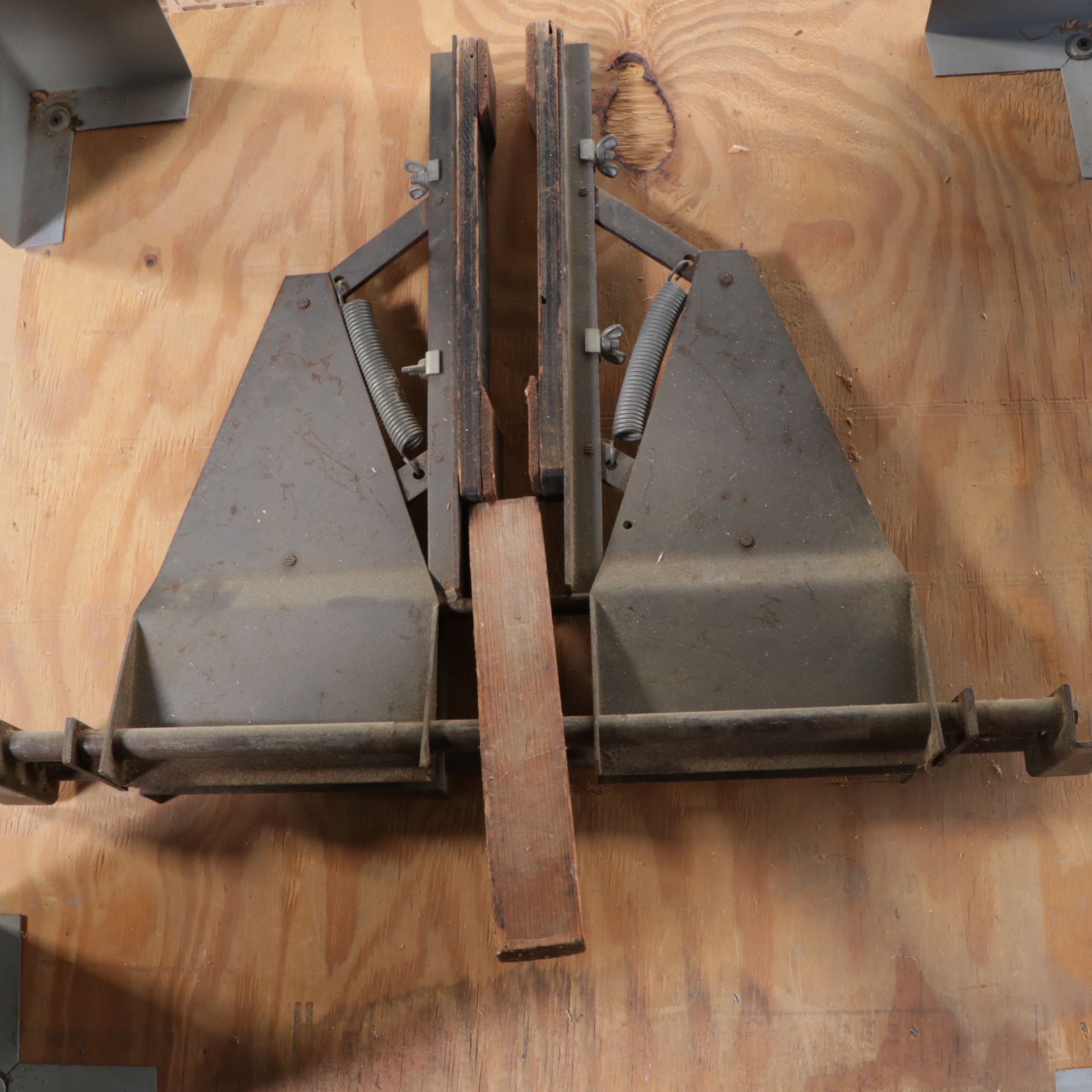 DeWalt 790 Contractors Powershop Circular Saw on Black & Decker Table