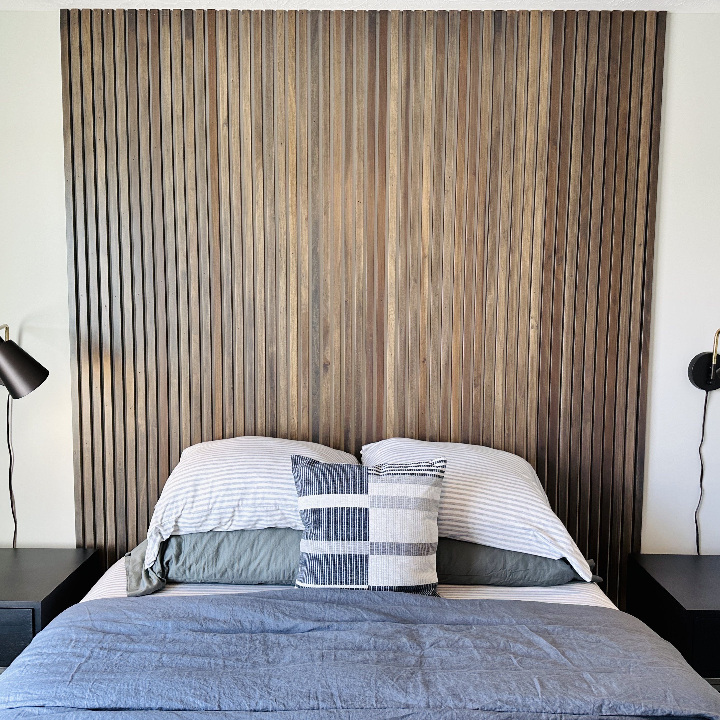 Contemporary Fabric Upholstered Queen Size Platform Bed