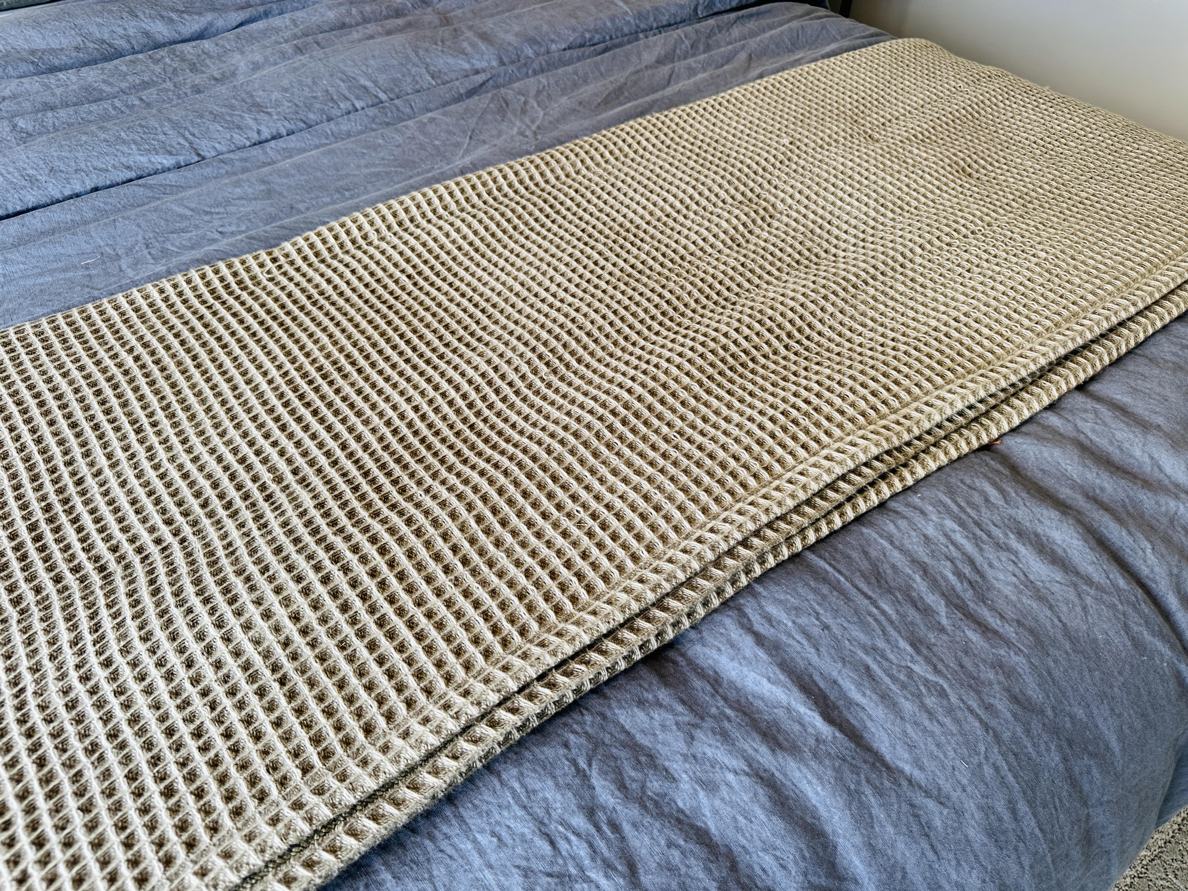 Contemporary Fabric Upholstered Queen Size Platform Bed