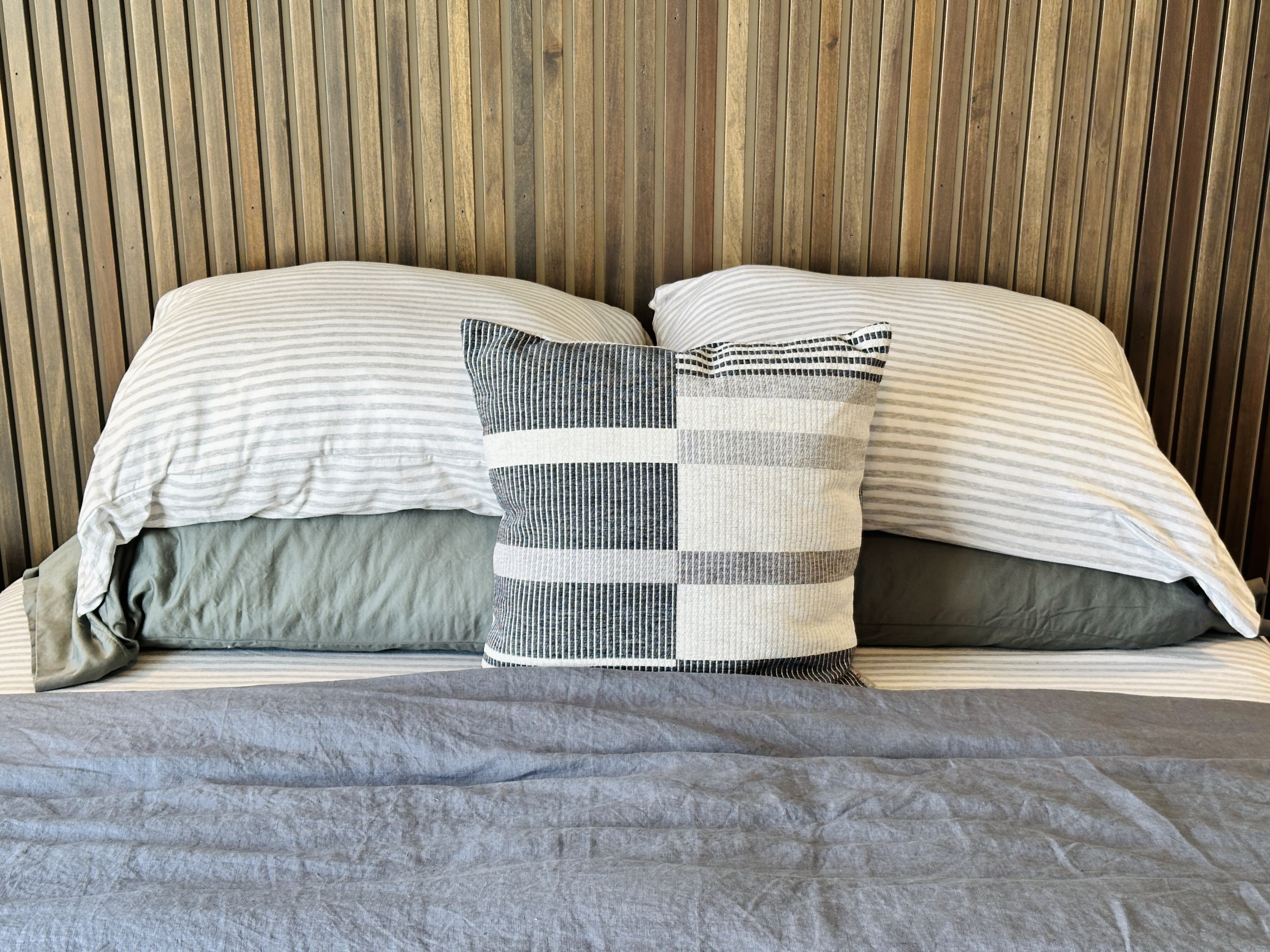 Contemporary Fabric Upholstered Queen Size Platform Bed