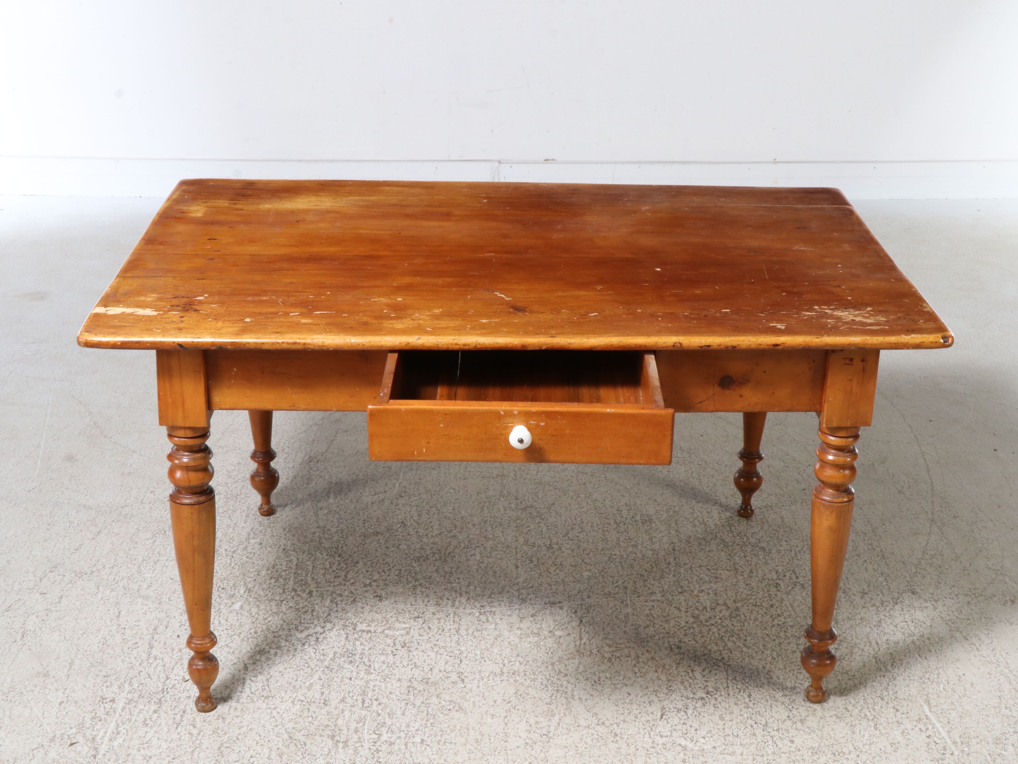 American Colonial Style Pine Single Drawer Dining Table with Four Windsor Chairs