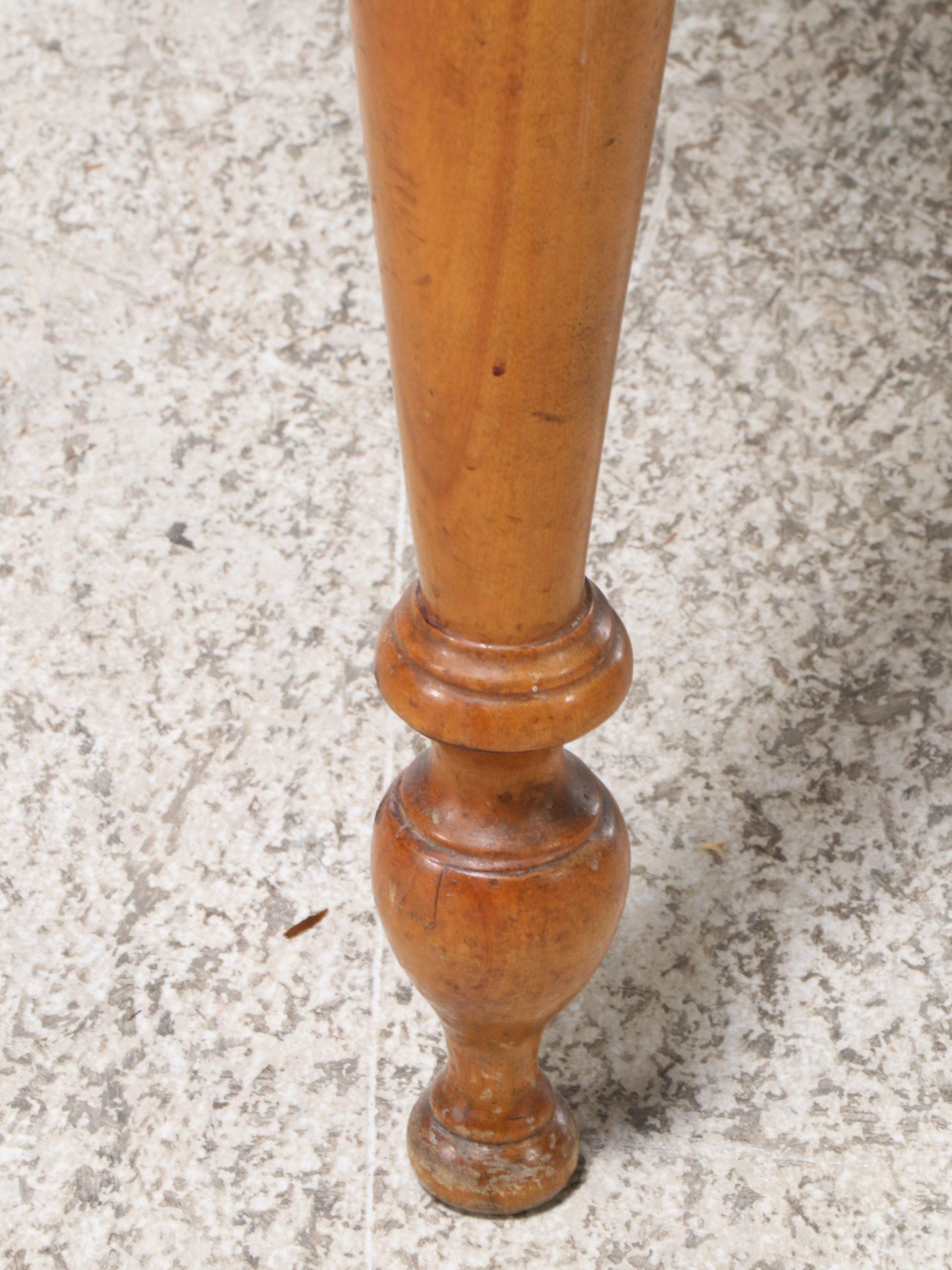 American Colonial Style Pine Single Drawer Dining Table with Four Windsor Chairs