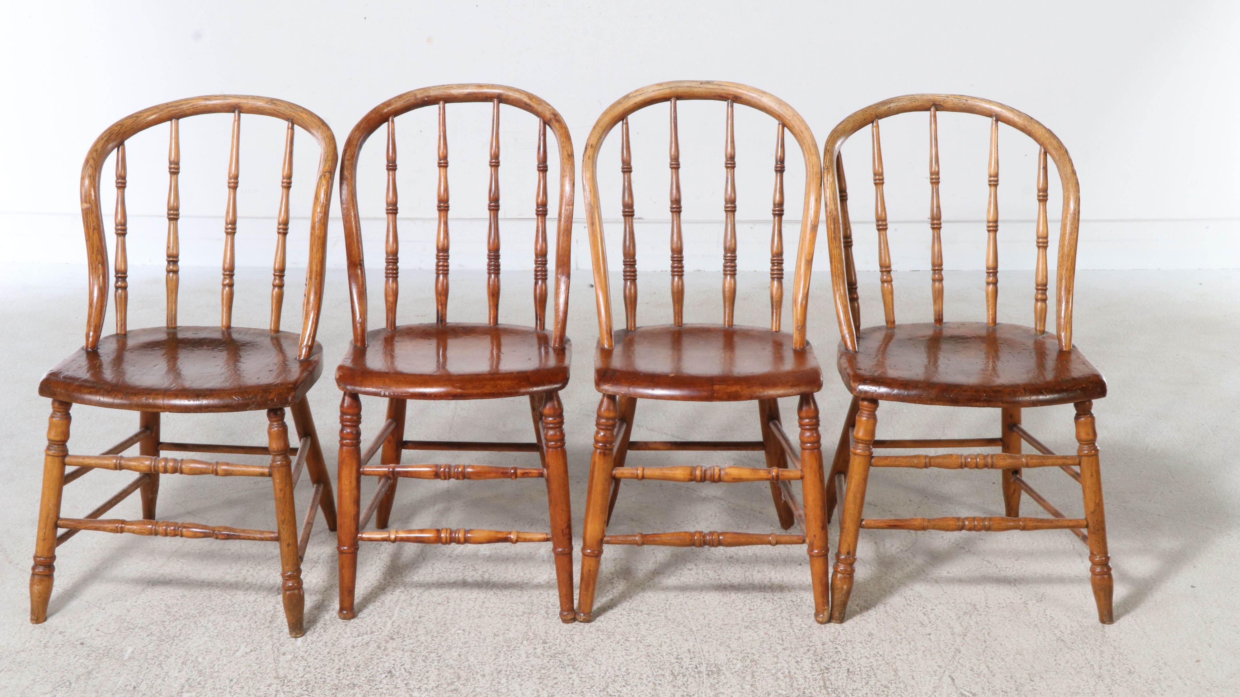 American Colonial Style Pine Single Drawer Dining Table with Four Windsor Chairs