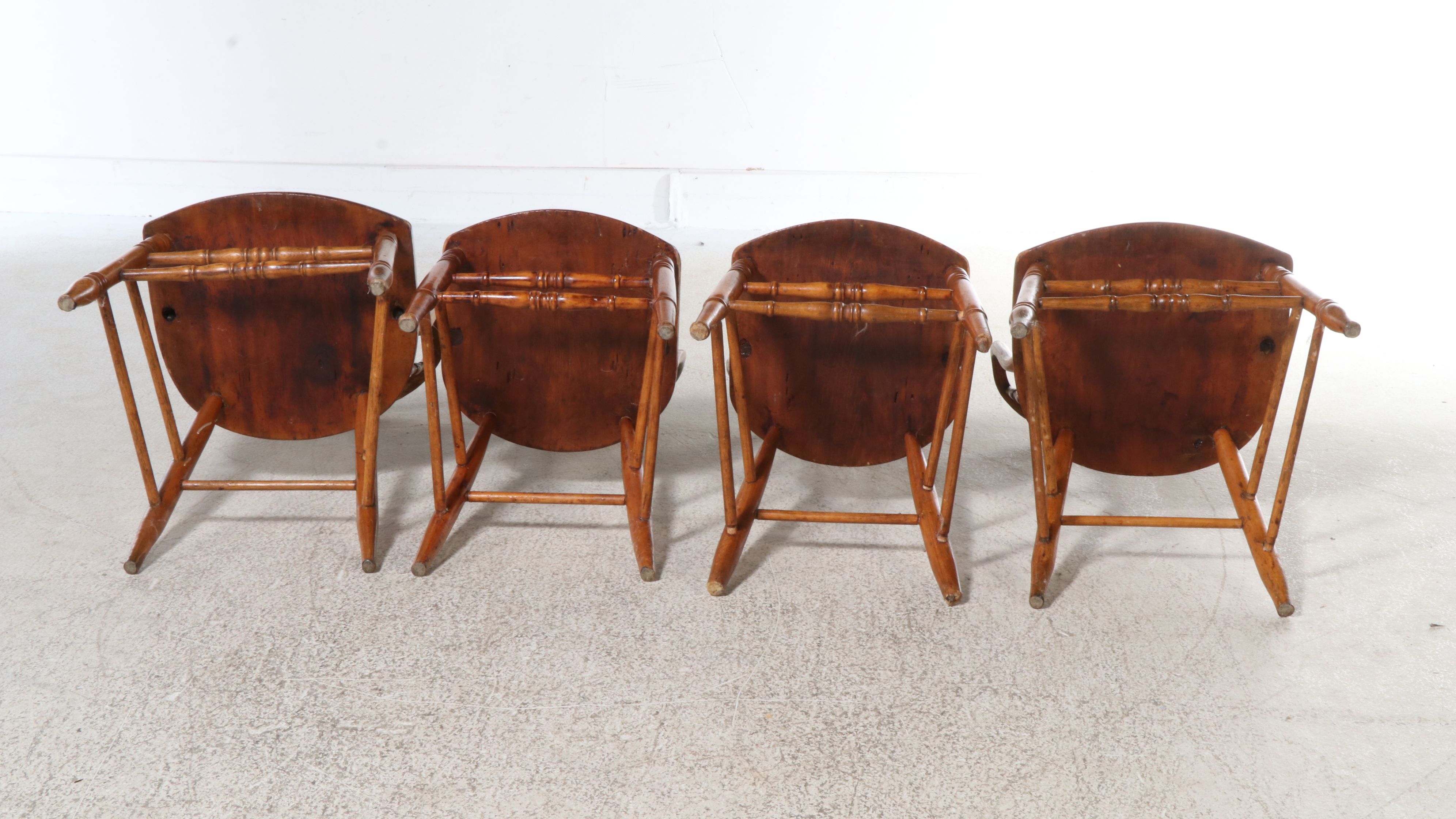 American Colonial Style Pine Single Drawer Dining Table with Four Windsor Chairs