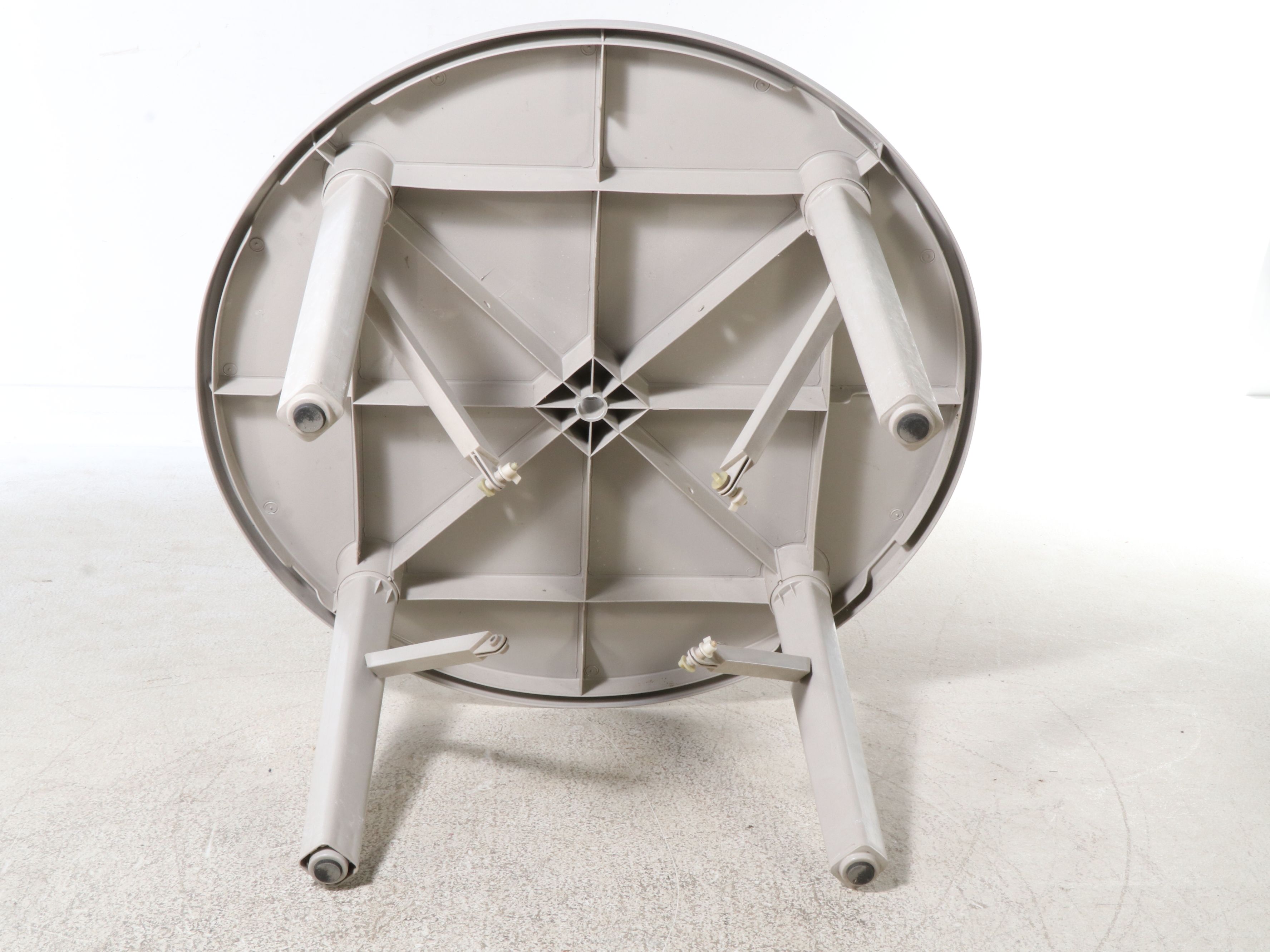 Molded Plastic Round Table