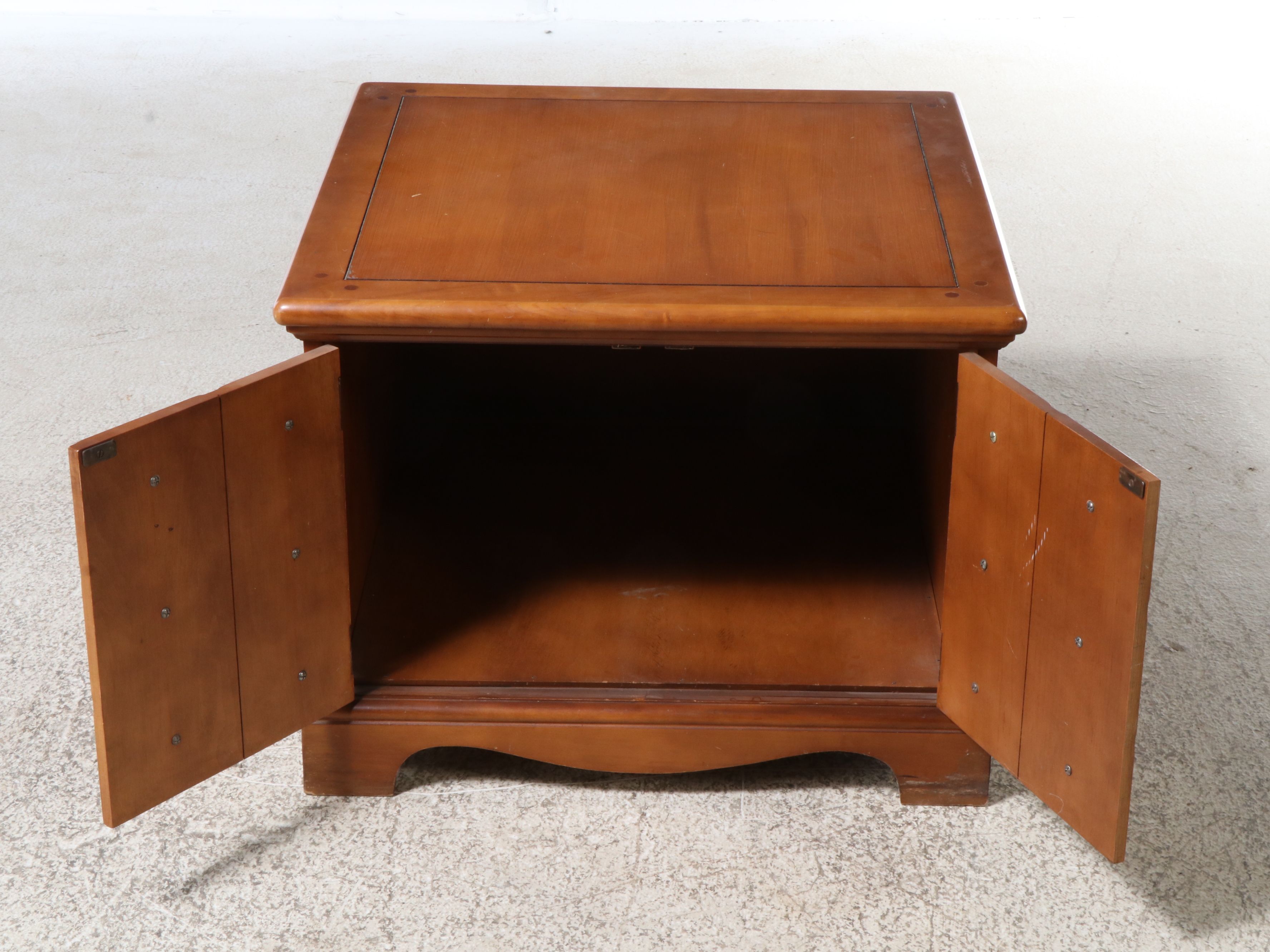 Colonial Style Maple Finish Apothecary Style Side Table