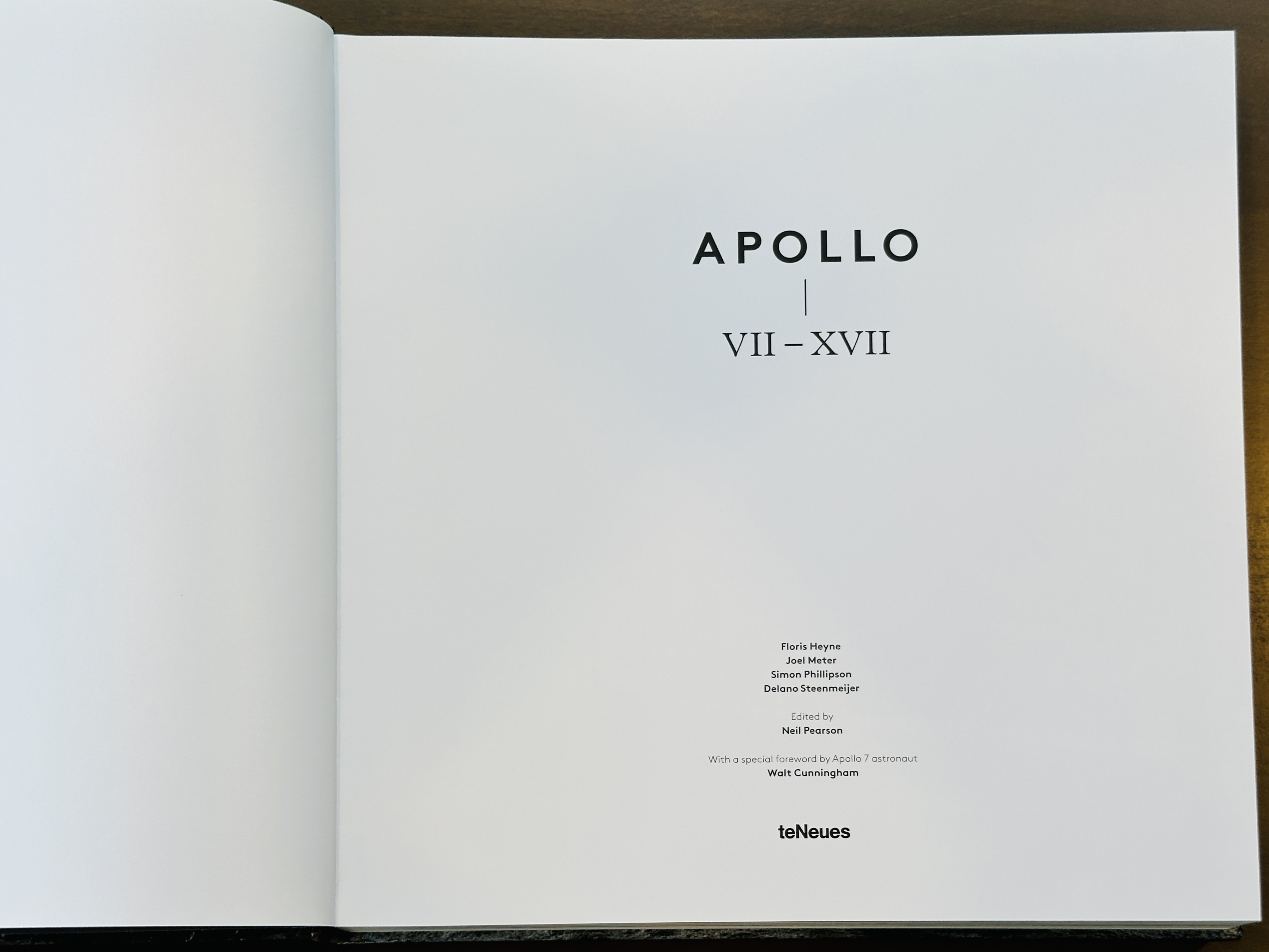 Williams-Sonoma Accent Lamp with Victrola Radio and More Modernist Décor