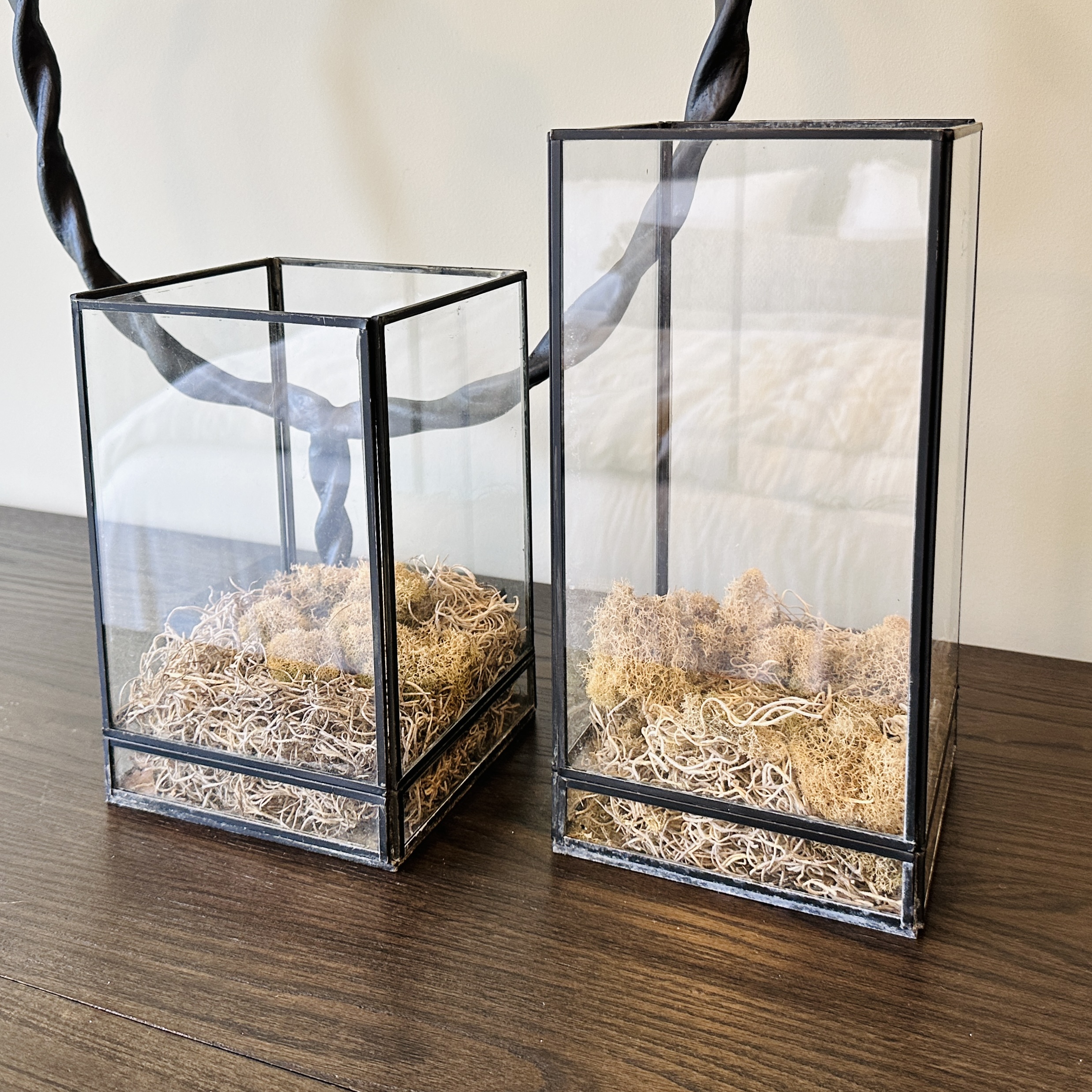 Wrought Iron Circle with Glass Candle Pillar Vases with Sea Sponge