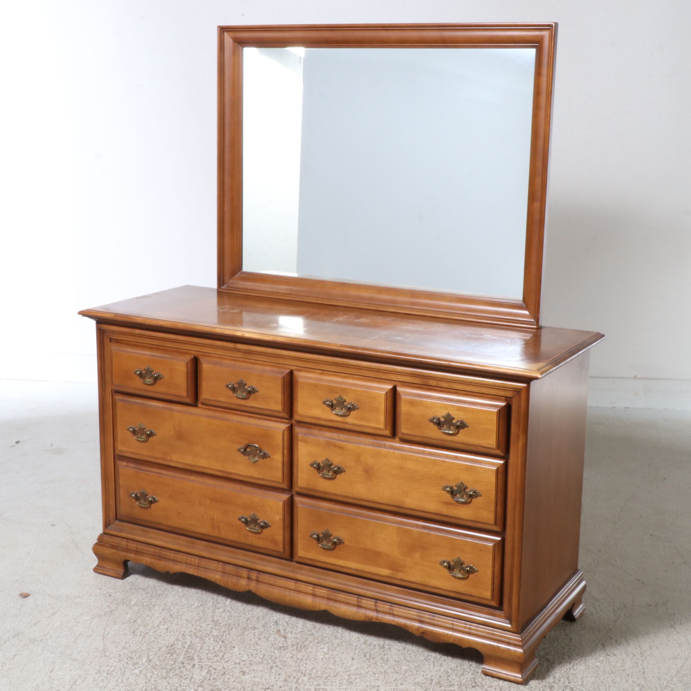 Sumter Cabinet Co. American Colonial Style Maple Dresser, Late 20th Century