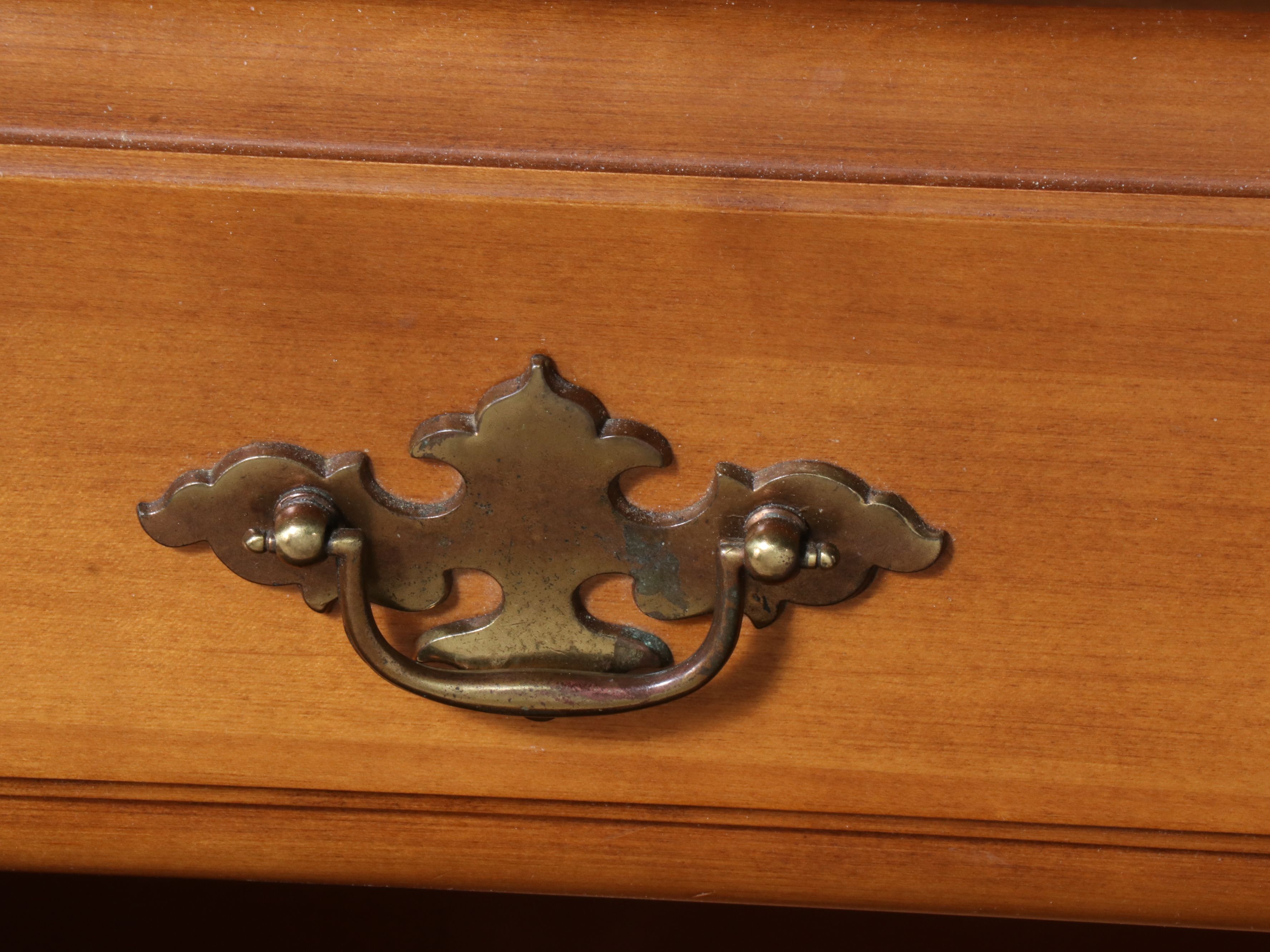 Sumter Cabinet Co. American Colonial Style Maple Dresser, Late 20th Century