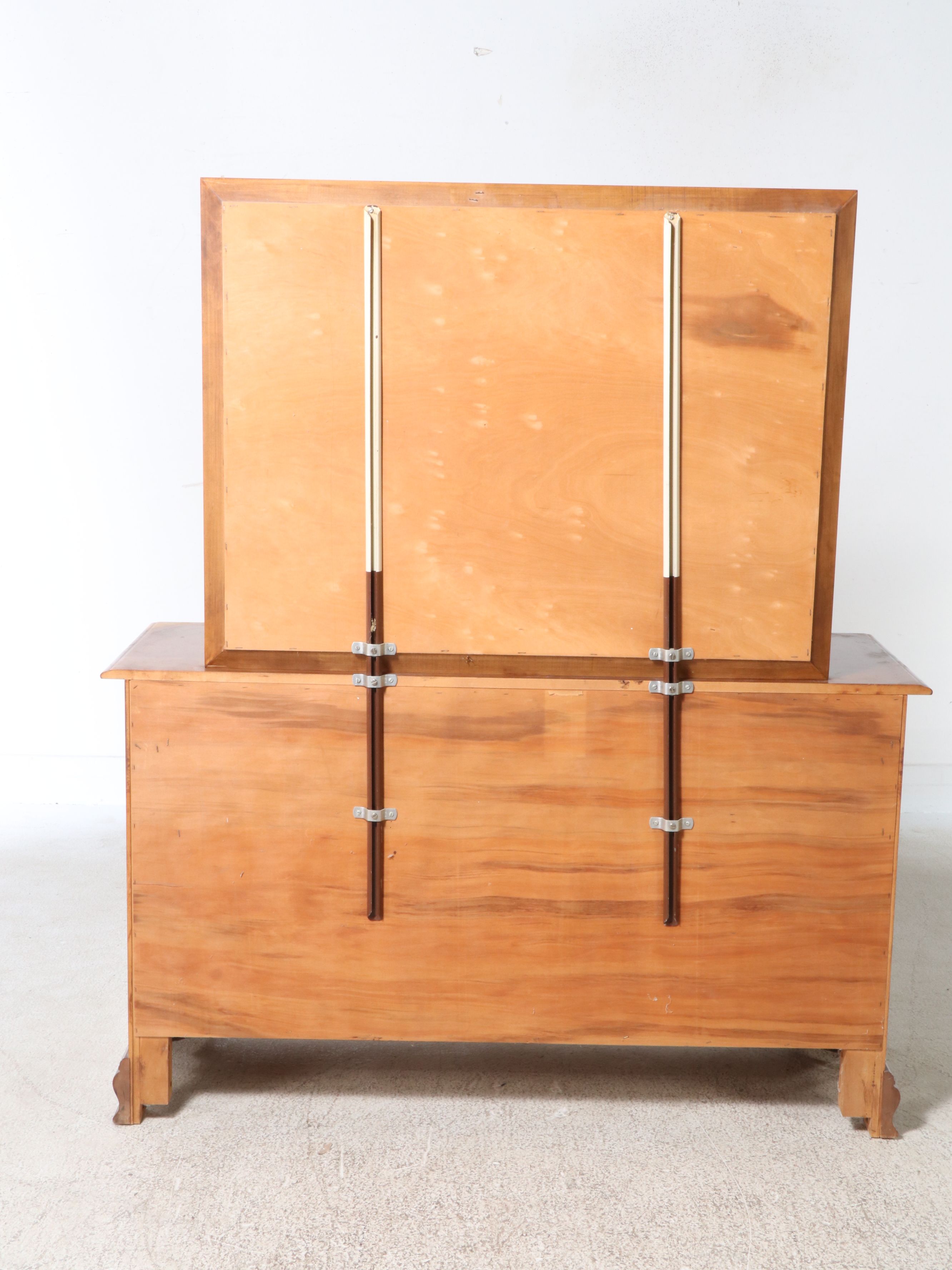 Sumter Cabinet Co. American Colonial Style Maple Dresser, Late 20th Century