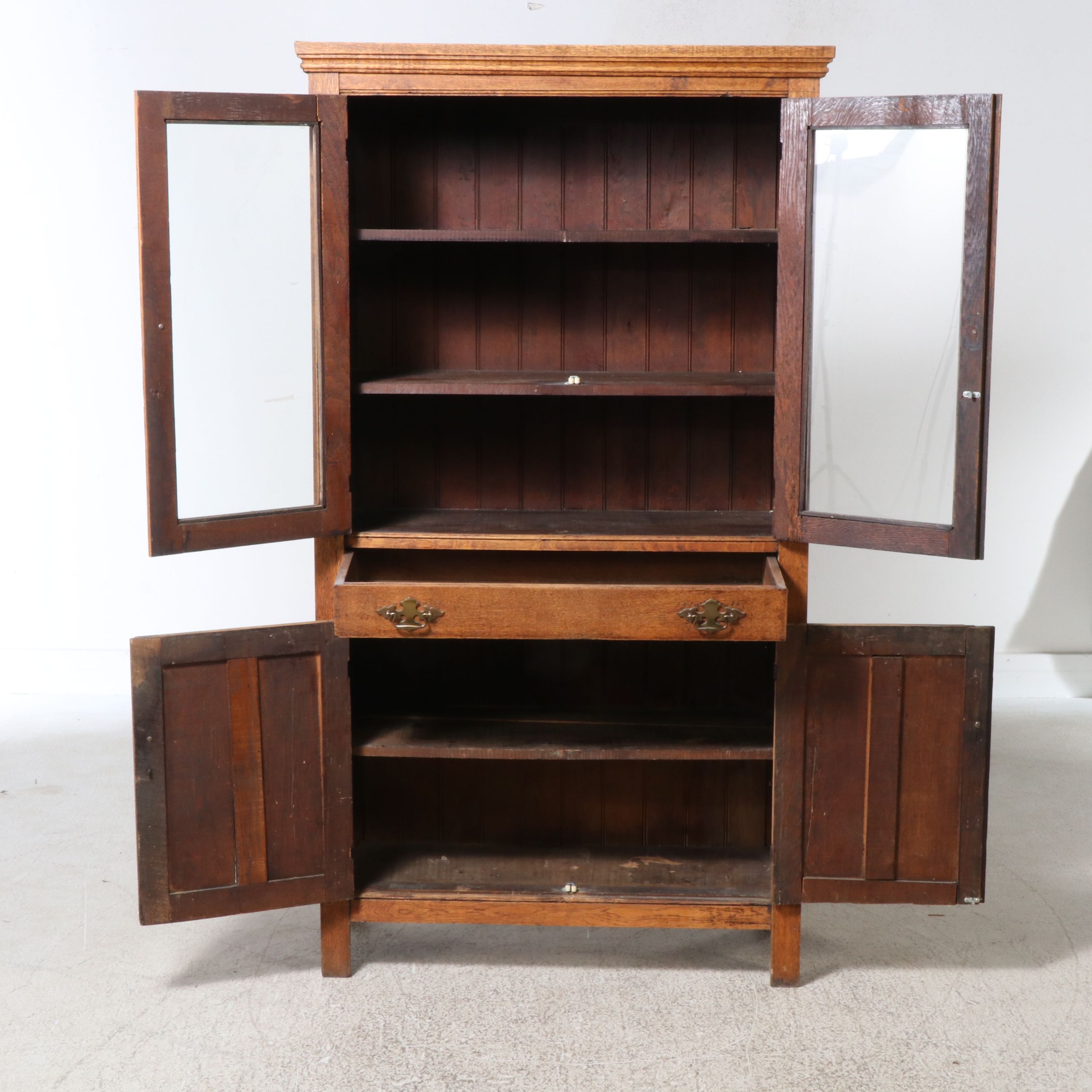 Late Victorian Quartersawn Oak Cupboard