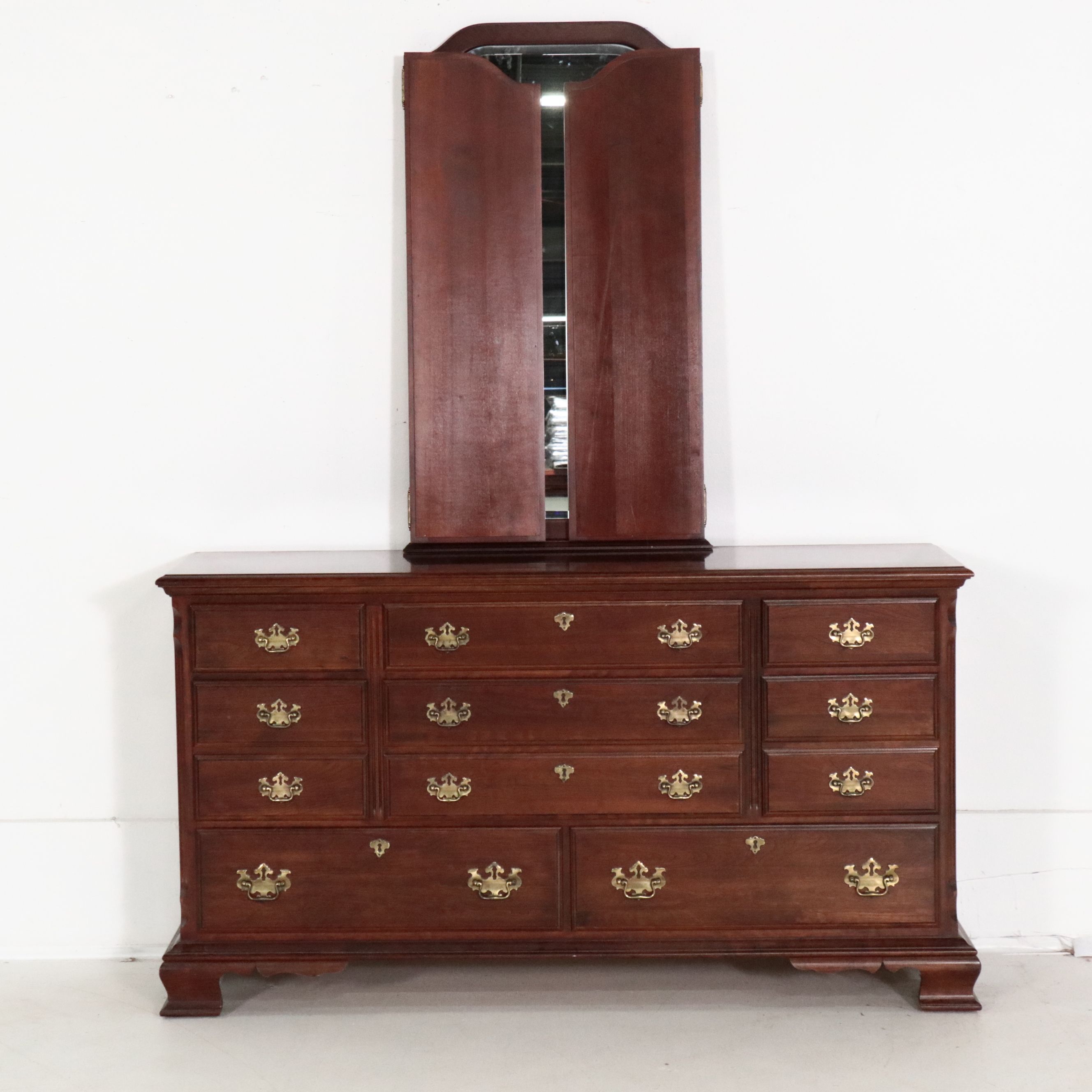 Pennsylvania House Dresser with Sleigh Bed, Nightstand, Lamp, and Accent Table
