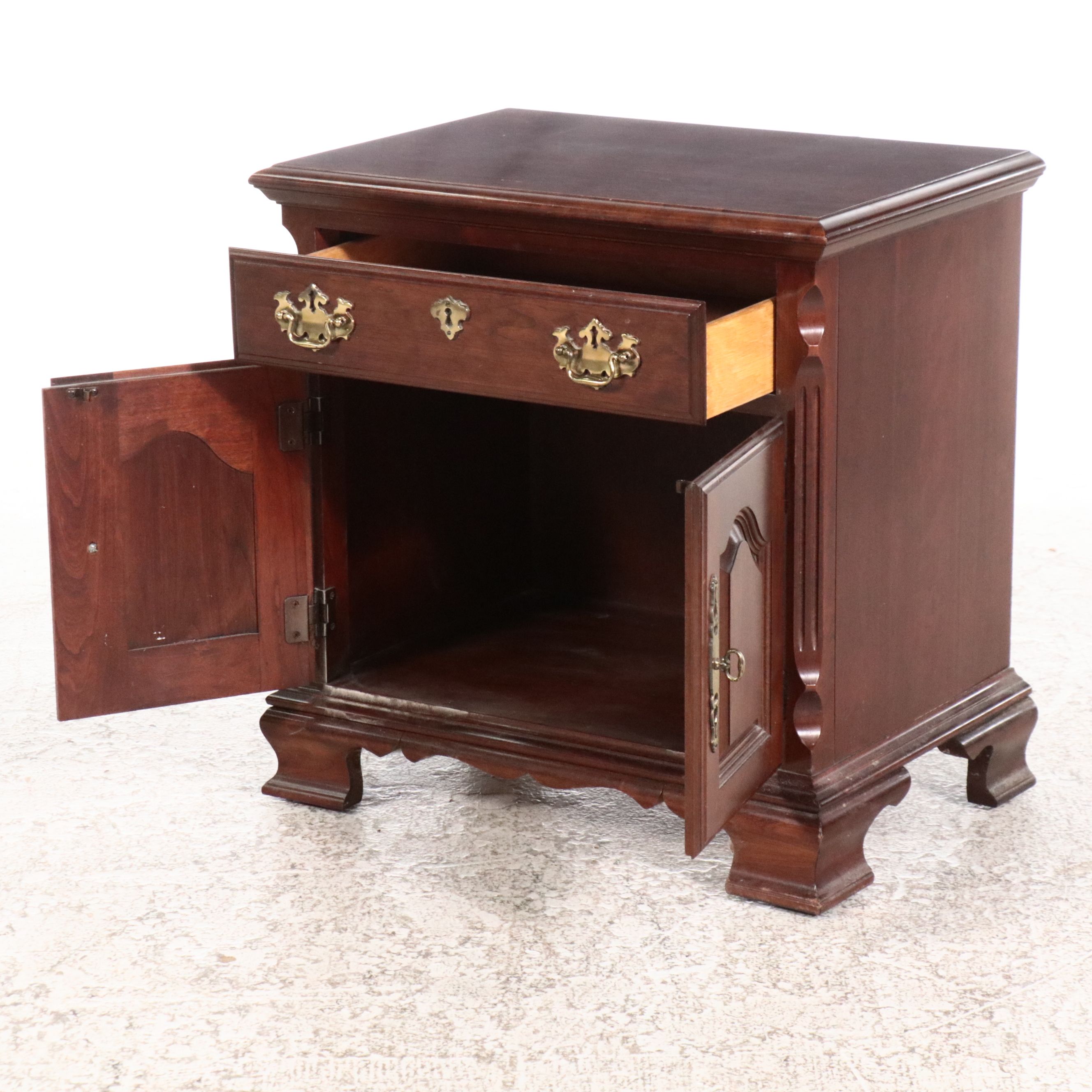 Pennsylvania House Dresser with Sleigh Bed, Nightstand, Lamp, and Accent Table