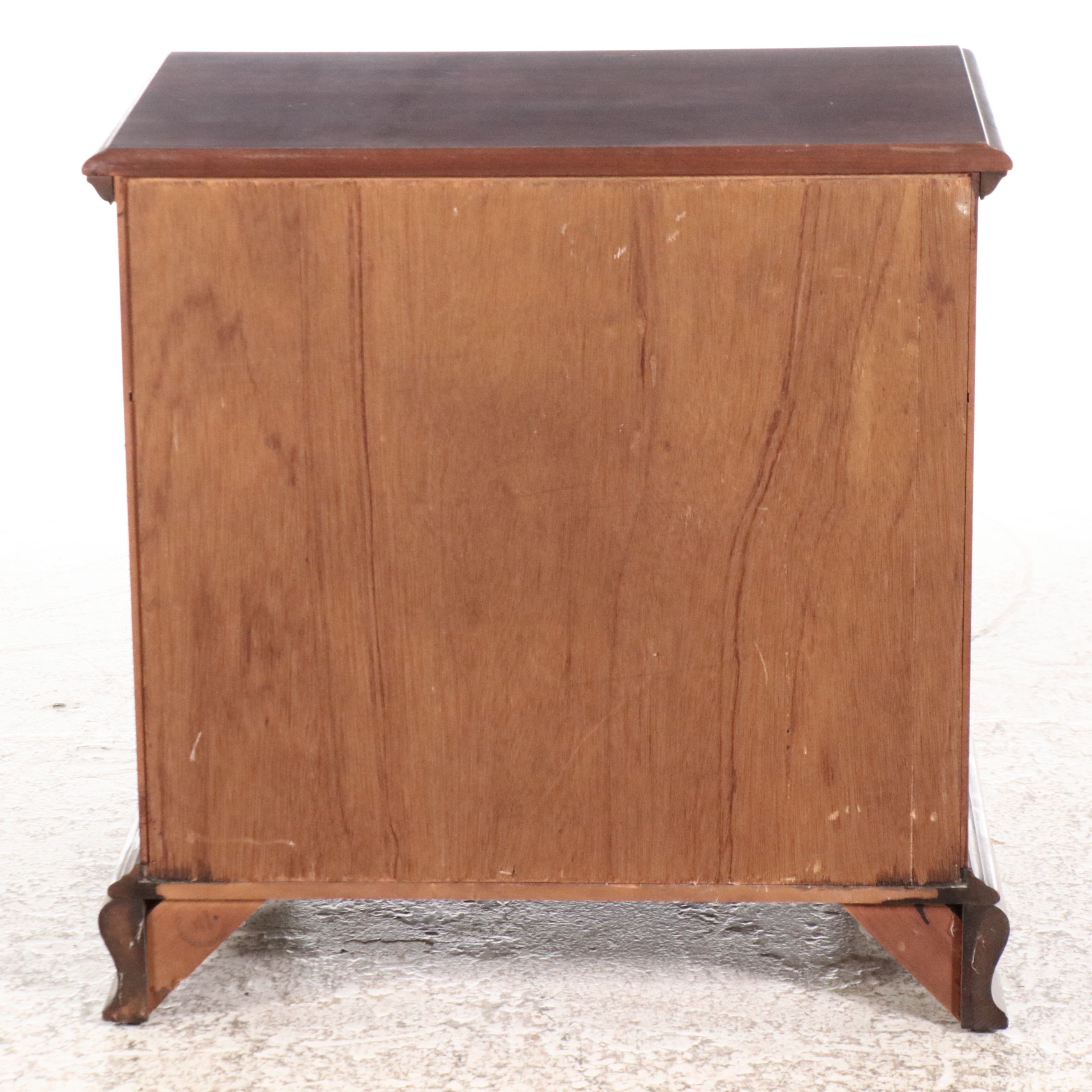 Pennsylvania House Dresser with Sleigh Bed, Nightstand, Lamp, and Accent Table