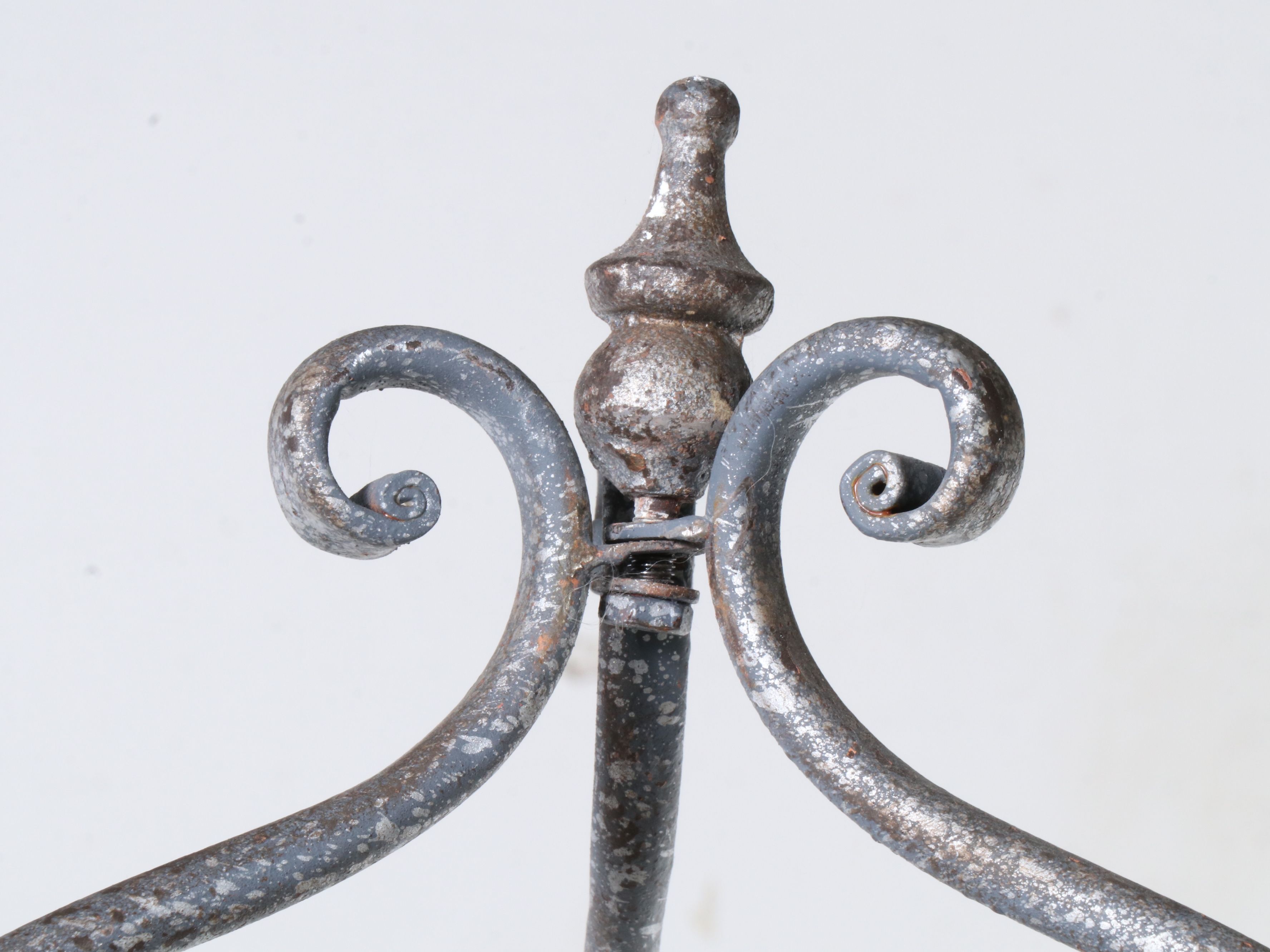 Metal Four-Tier Étagère