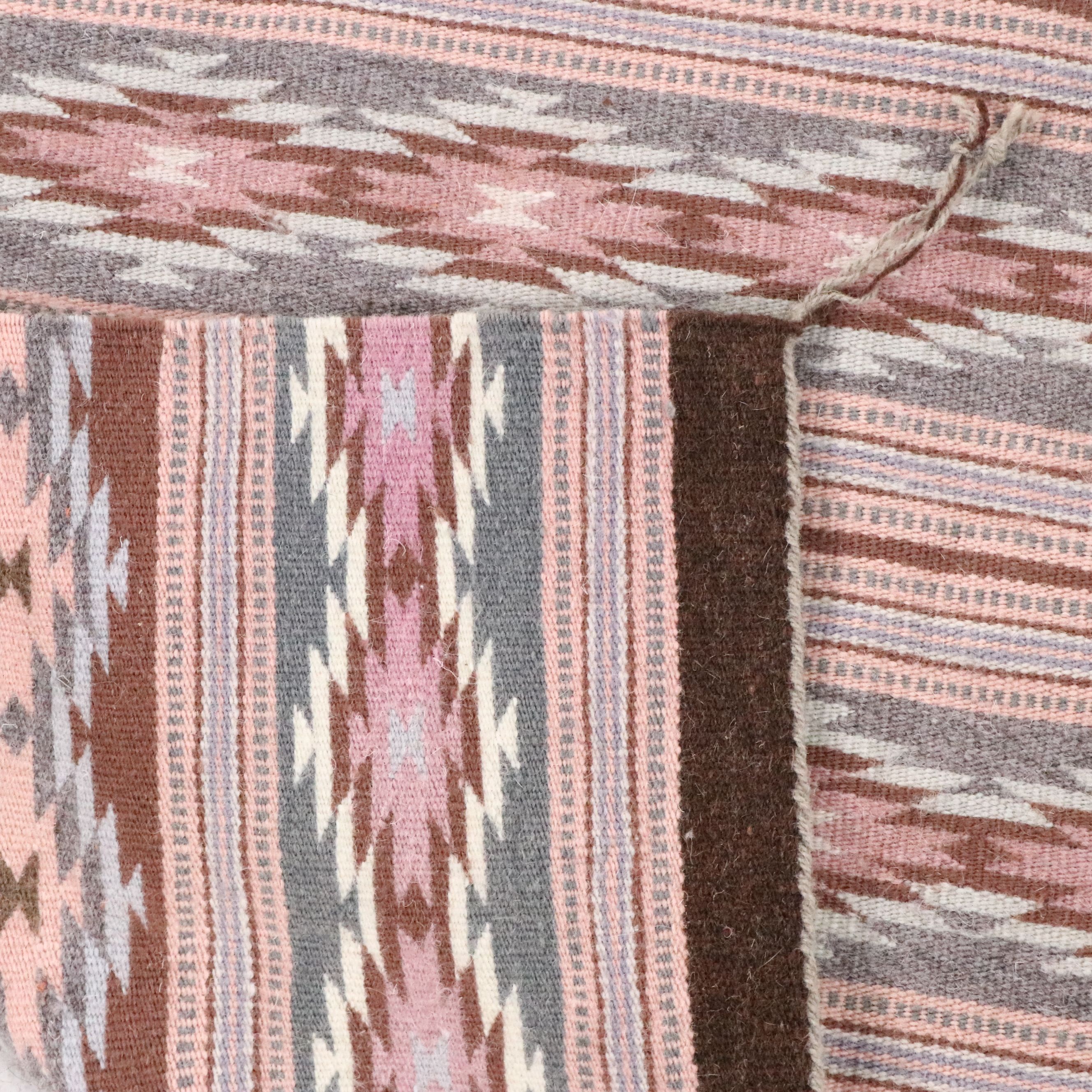 2' x 2'6 Handwoven Navajo Chinle Wide Ruins Accent Rug