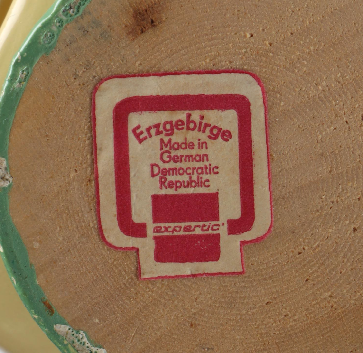 Vietri Italian Majolica Bird Tureen with Erzgebirge Napkin Rings and Other Décor