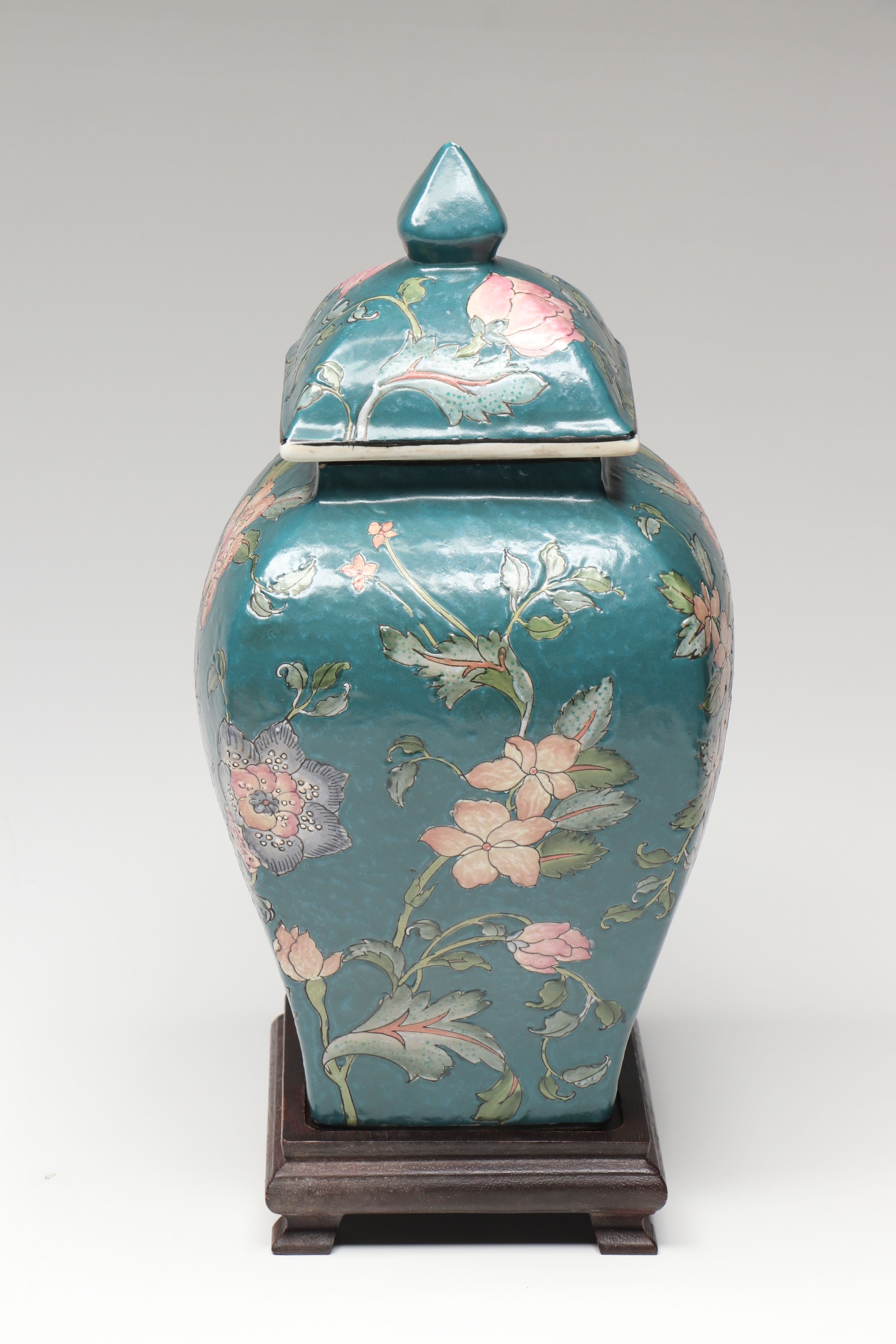 Chinese Heygill Porcelain Ginger Jar, Nora Fenton Porcelain Plate and More Décor