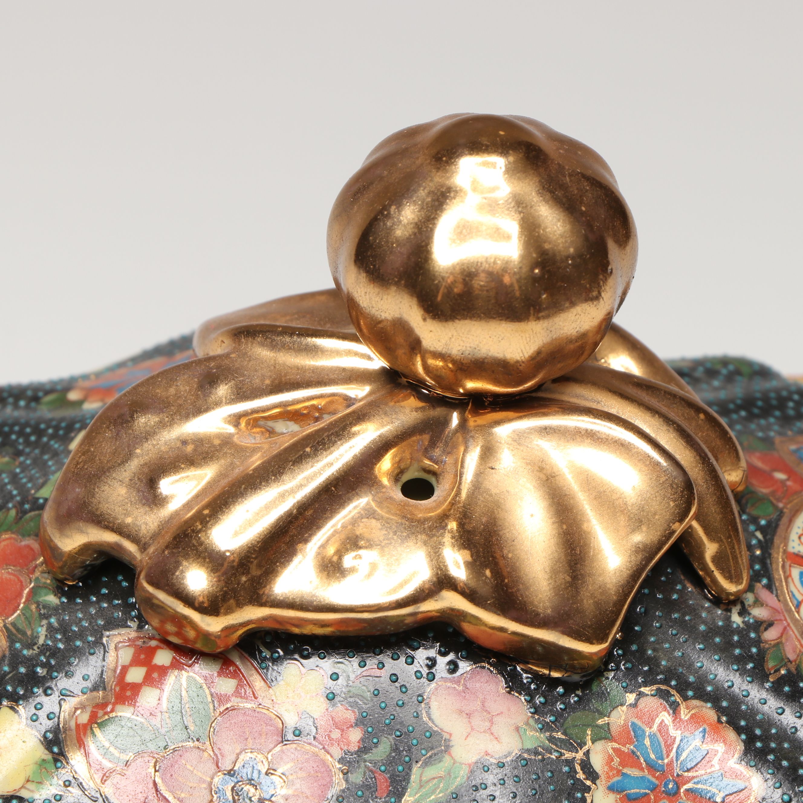 Chinese Satsuma Style Hand-Painted Moriage Porcelain Lidded Bowl