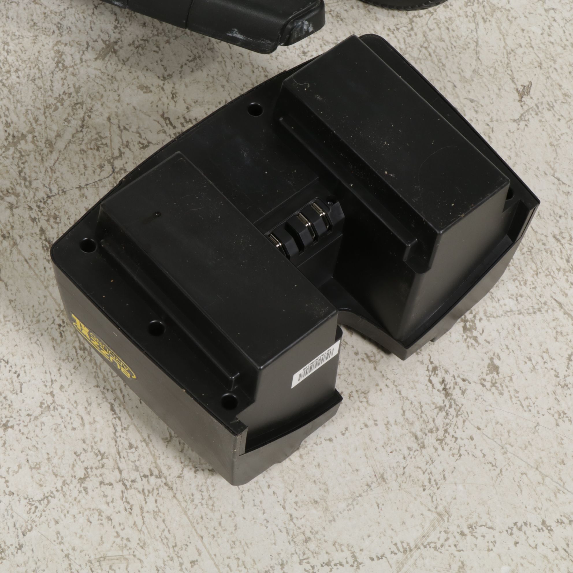 Golden Buzz Around XL Battery-Powered Three Wheeler