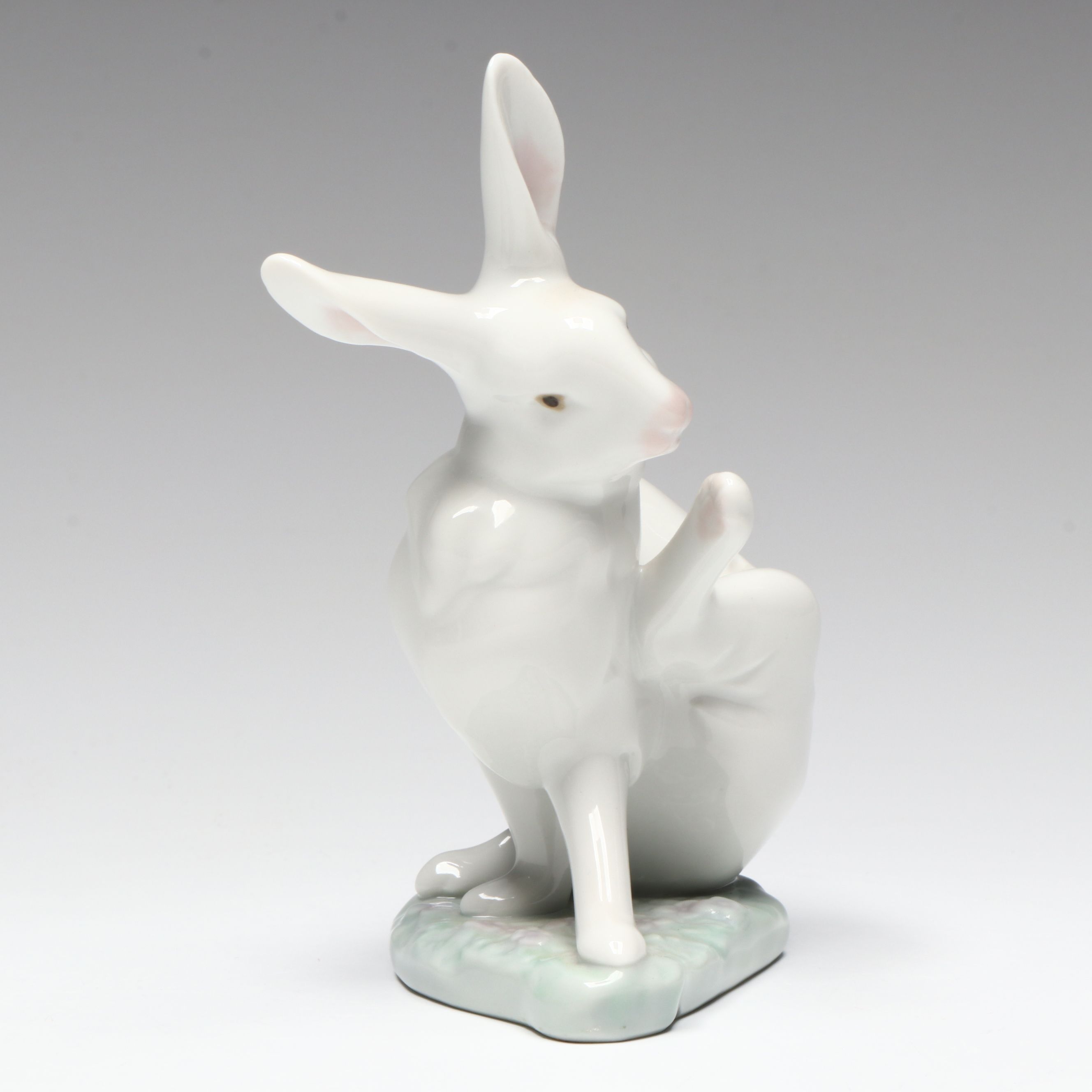 Lladró "Washing Up" Porcelain Bunny Figurine