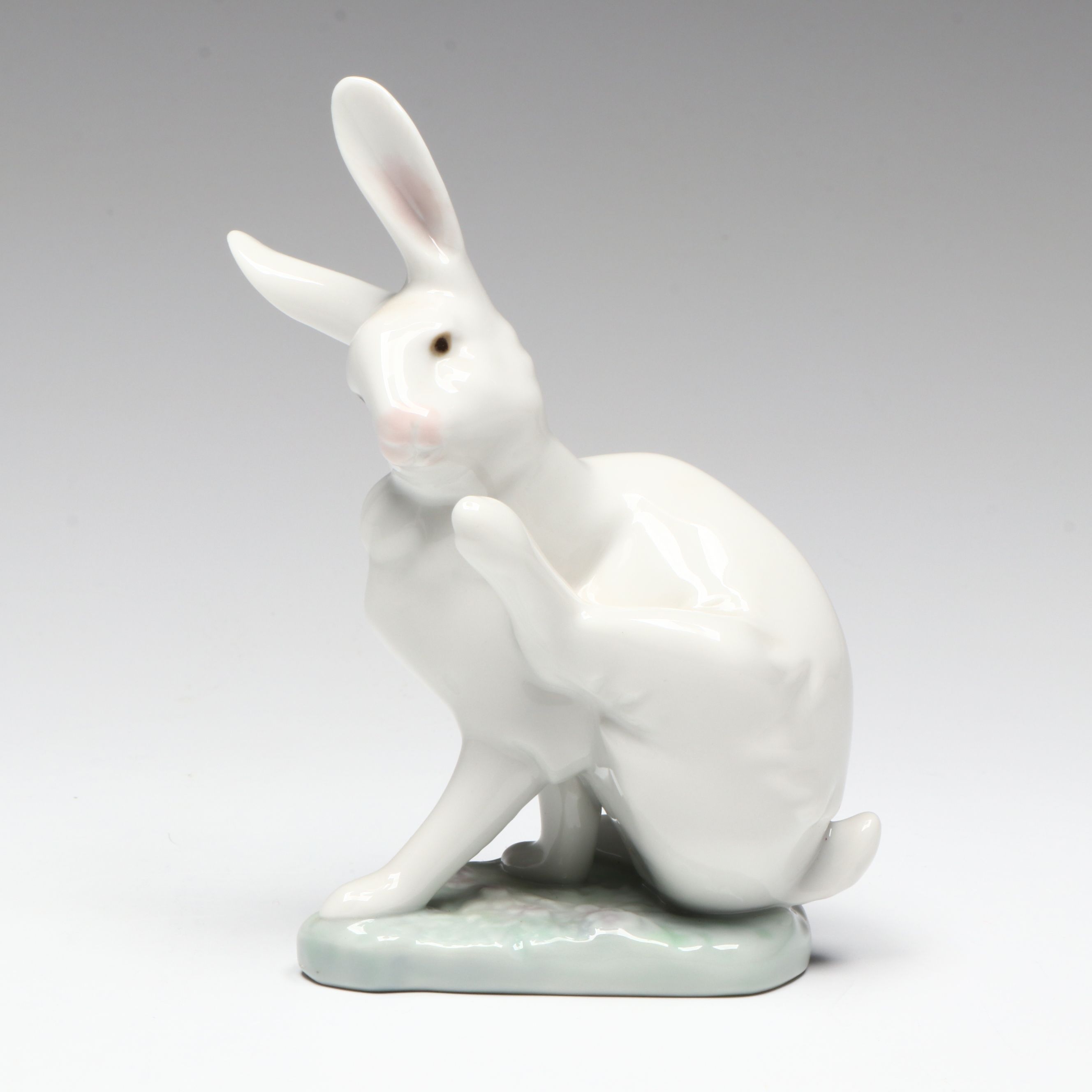 Lladró "Washing Up" Porcelain Bunny Figurine