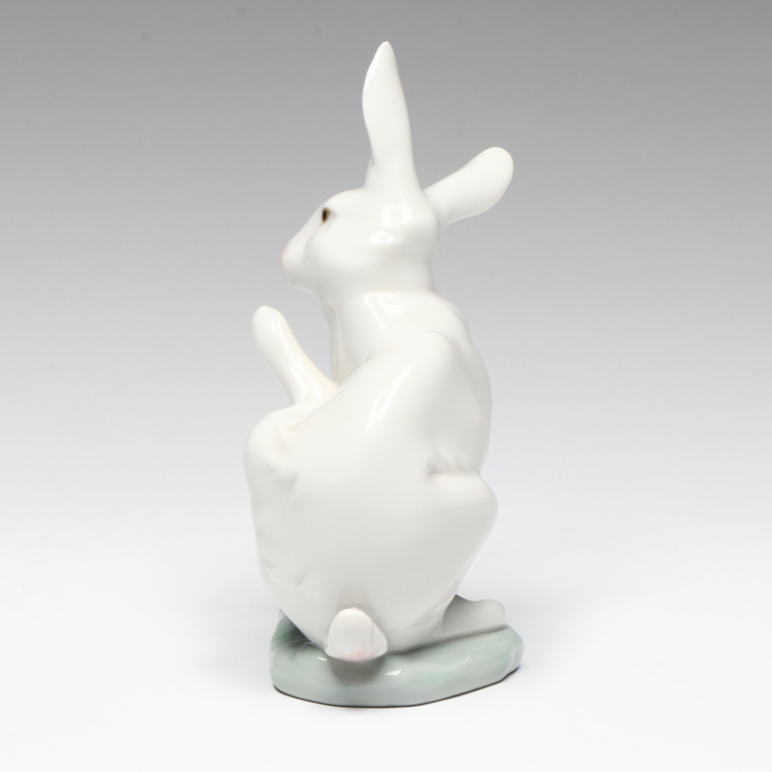Lladró "Washing Up" Porcelain Bunny Figurine