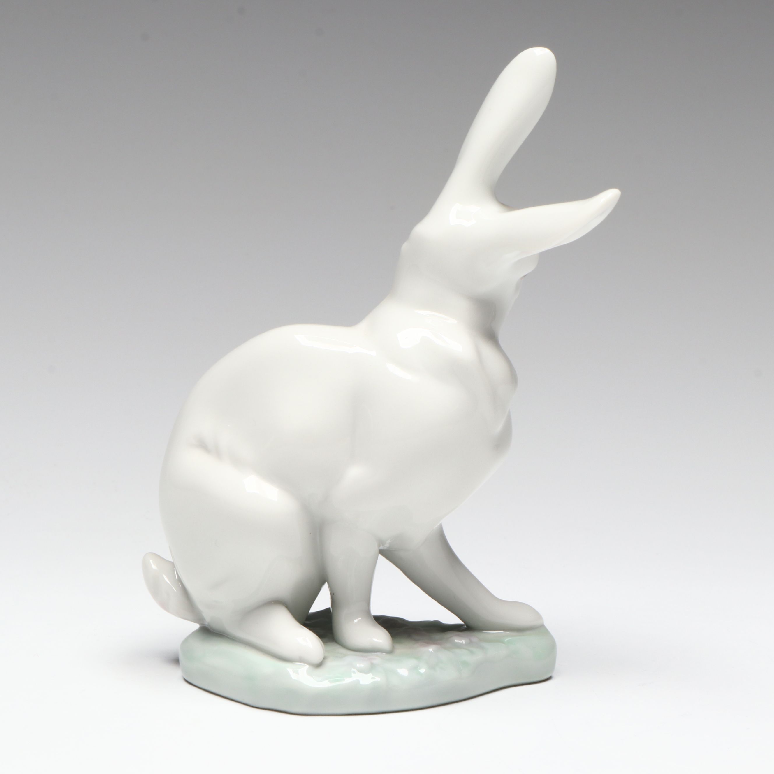 Lladró "Washing Up" Porcelain Bunny Figurine