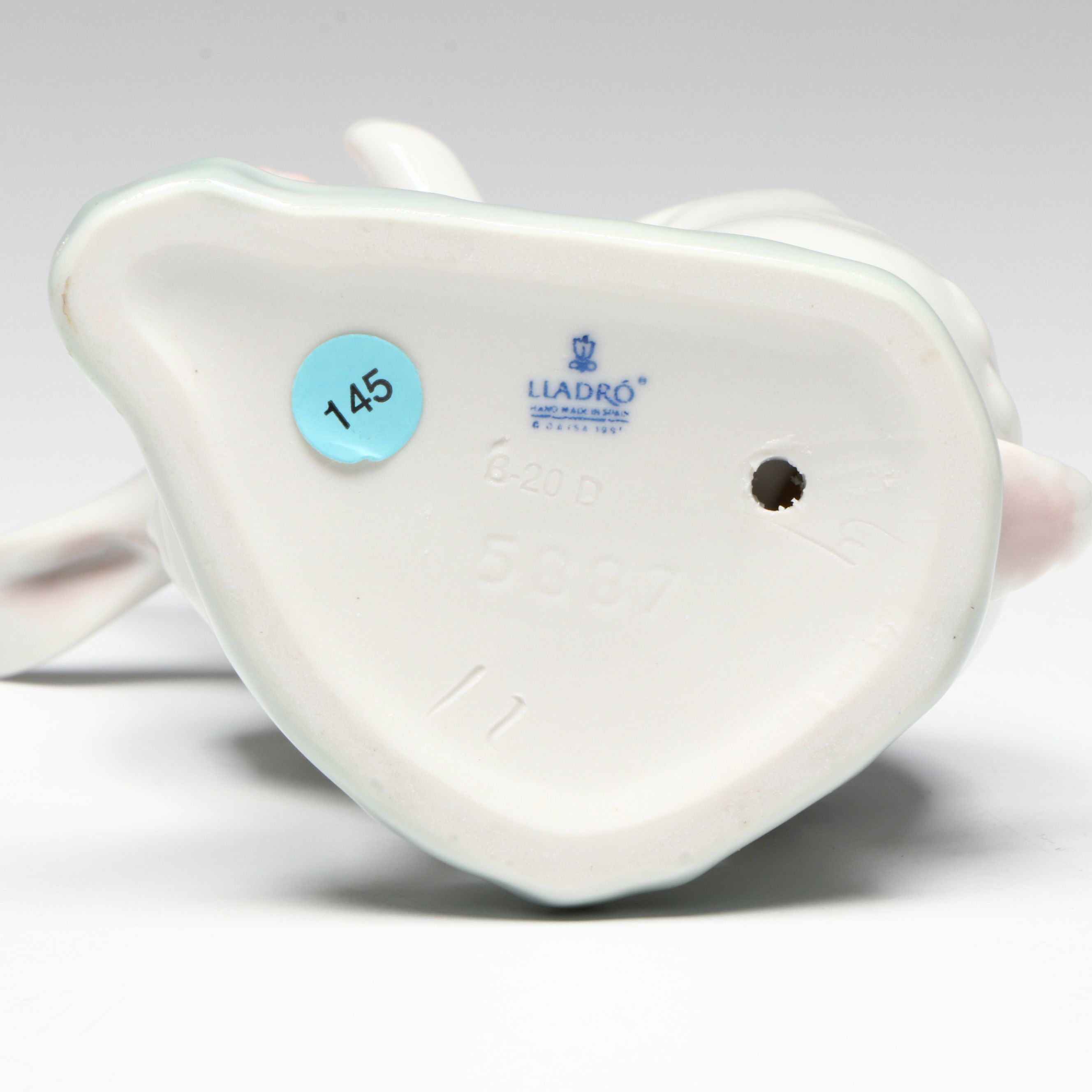 Lladró "Washing Up" Porcelain Bunny Figurine