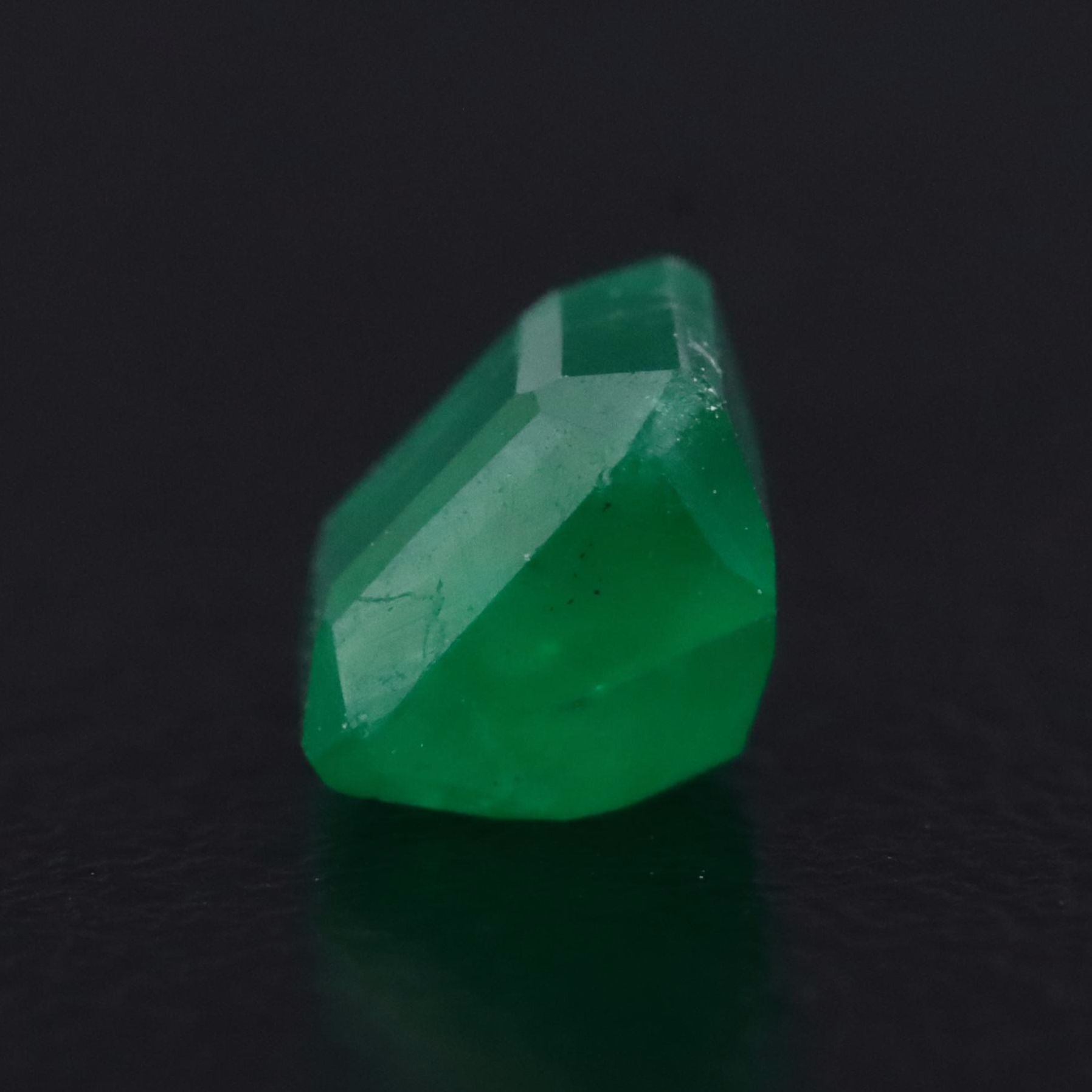 Loose 0.85 CT Emerald