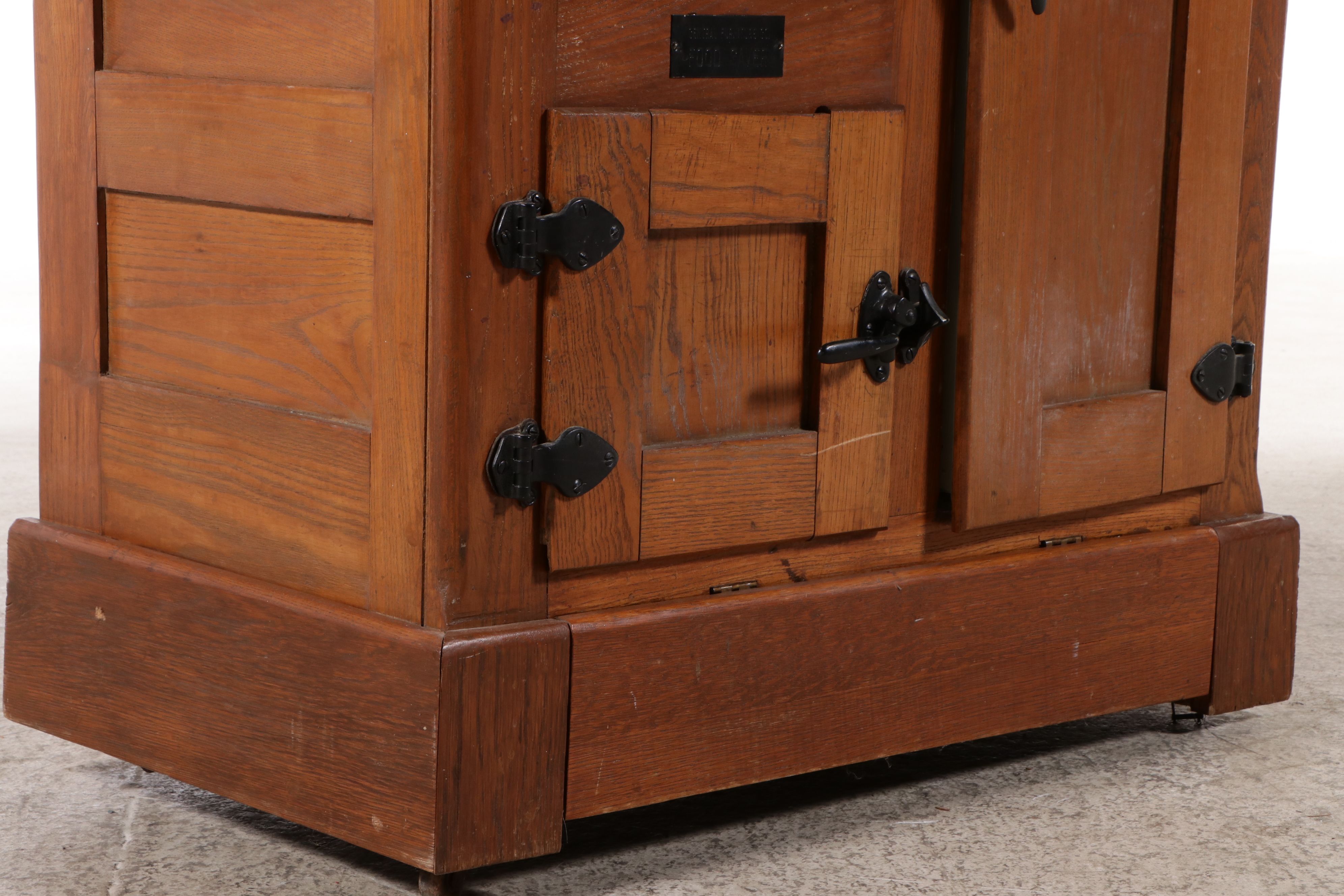 Central Food Co. "Food Saver" Ice Box