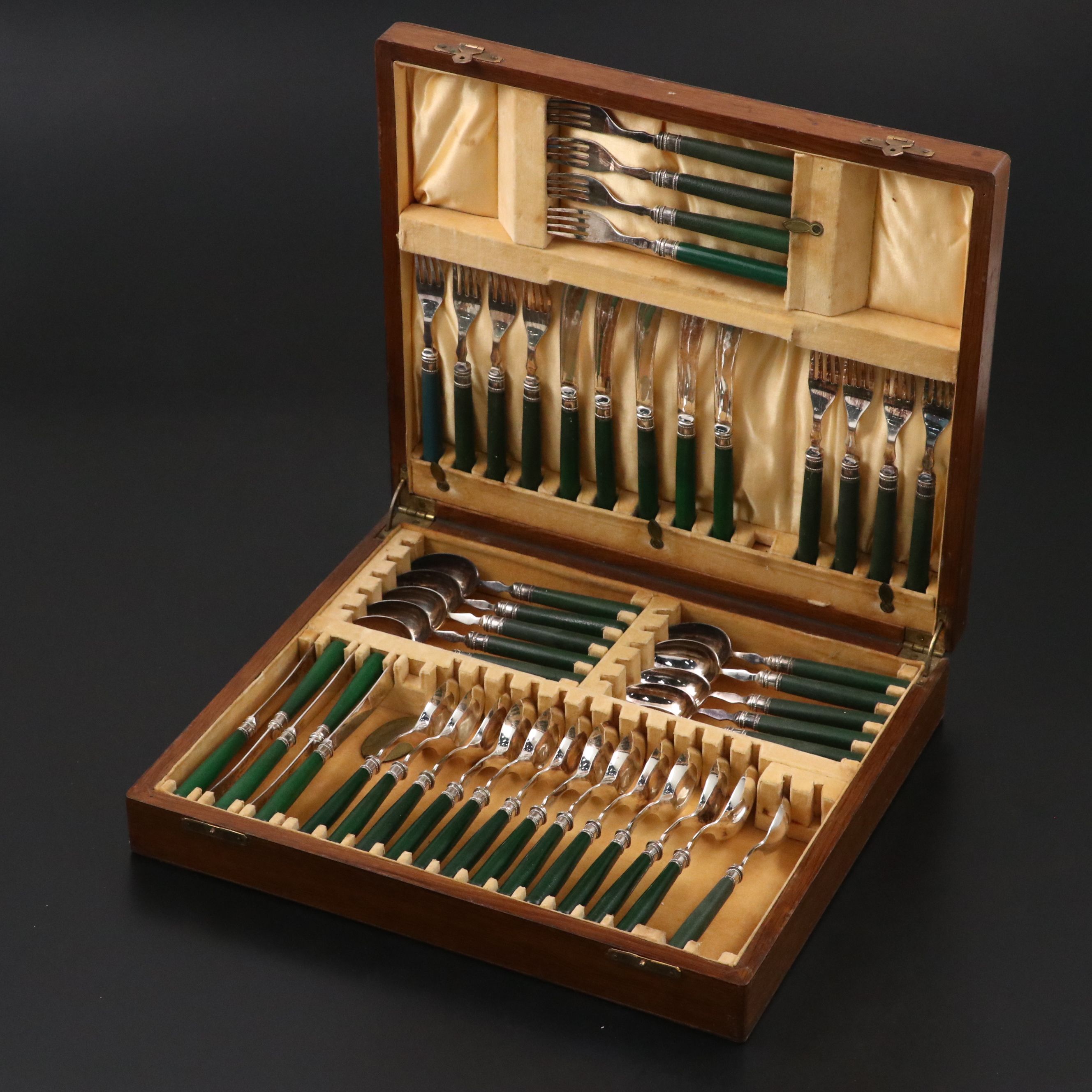 Freeman English Victorian Style Green Resin Handled Flatware In Presentation Box