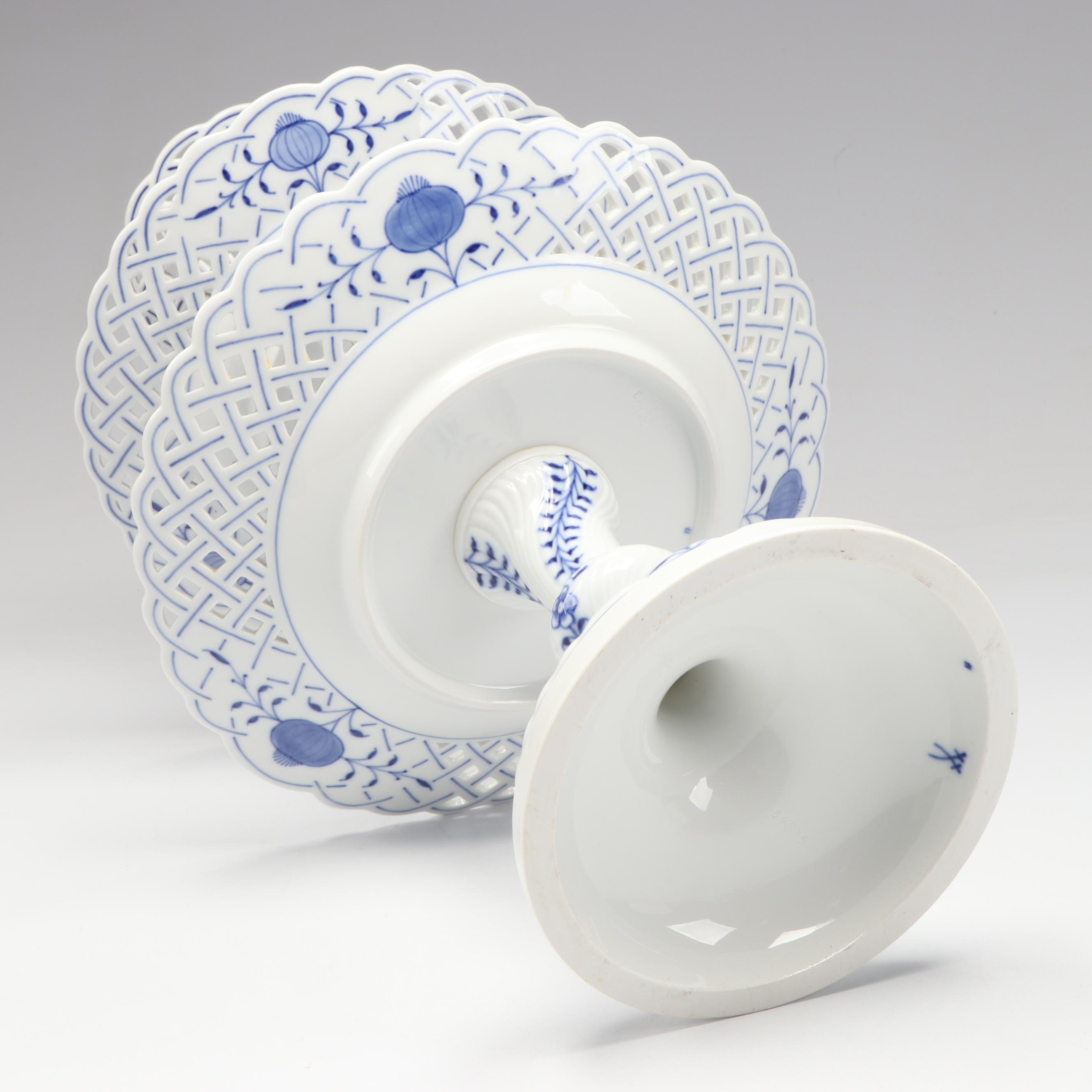 Meissen "Blue Onion" Porcelain Tiered Dessert Stand, 20th Century