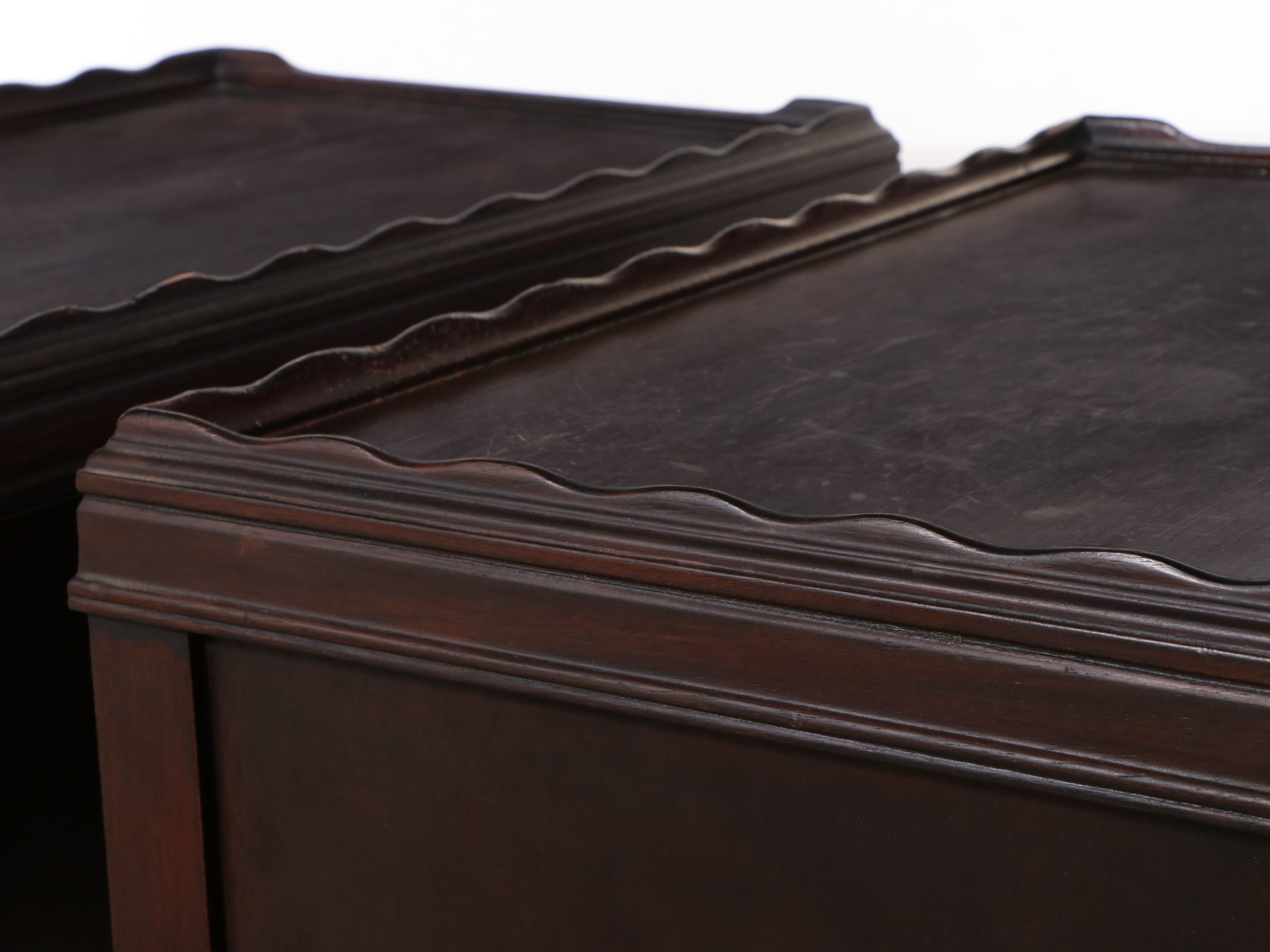 Pair of Vintage Hepplewhite Style Mahogany Finish End Tables
