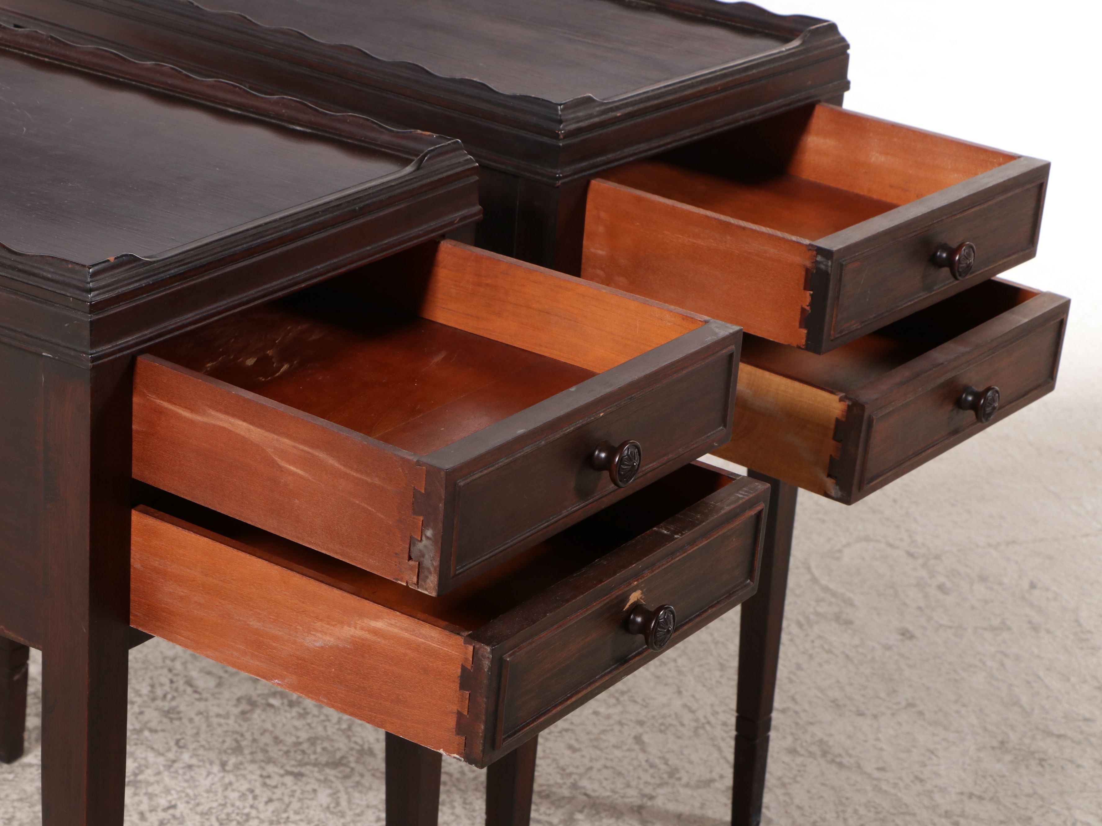 Pair of Vintage Hepplewhite Style Mahogany Finish End Tables