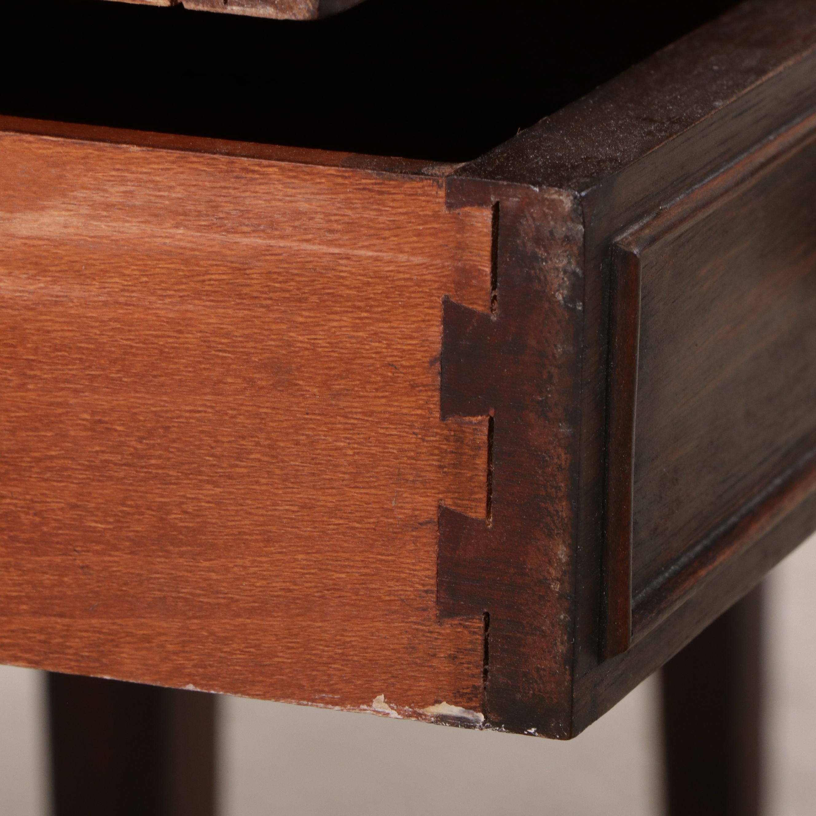 Pair of Vintage Hepplewhite Style Mahogany Finish End Tables