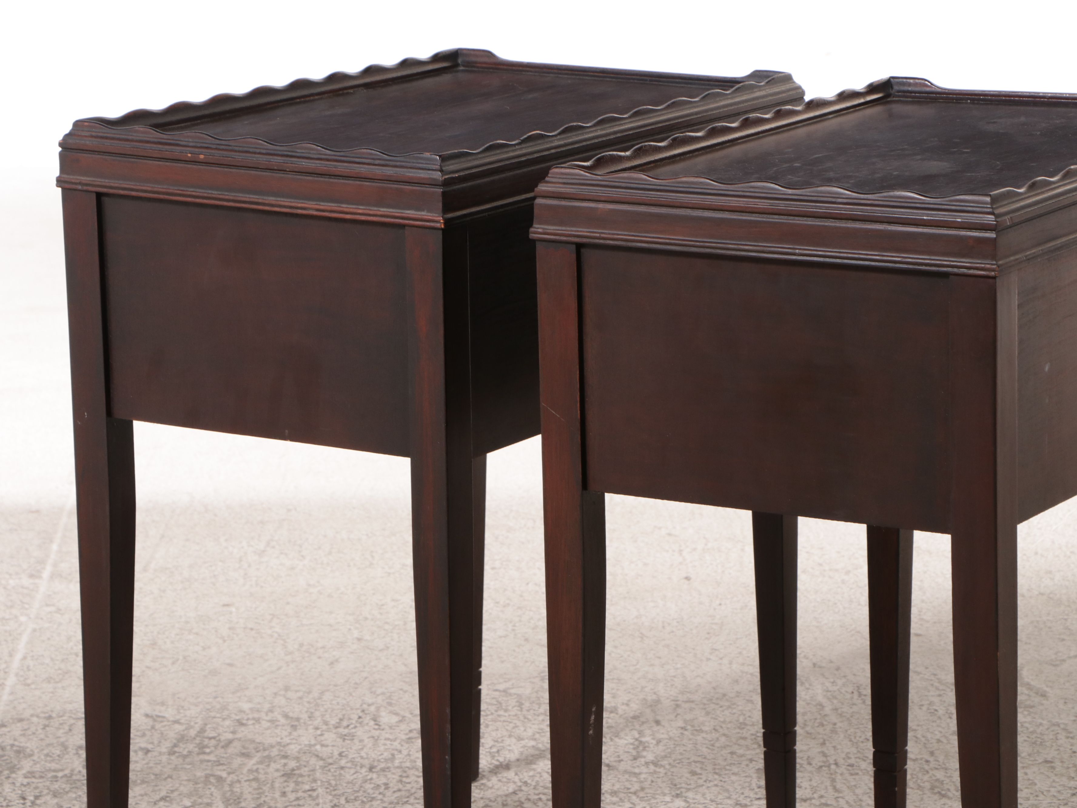 Pair of Vintage Hepplewhite Style Mahogany Finish End Tables