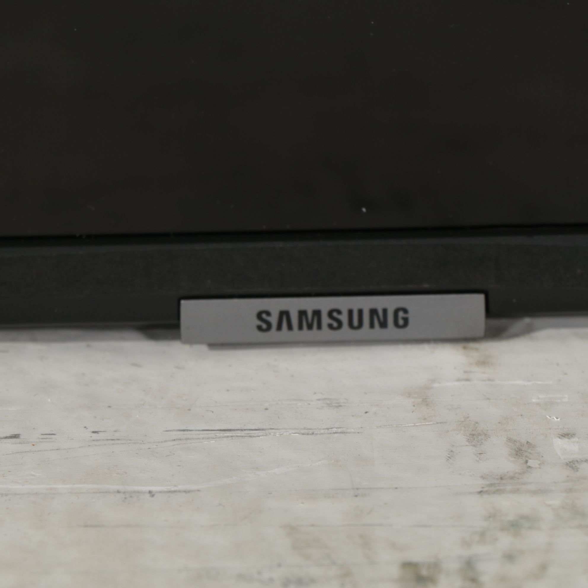 Samsung 43-Inch Class LED 4K Smart TV with Wall Mount