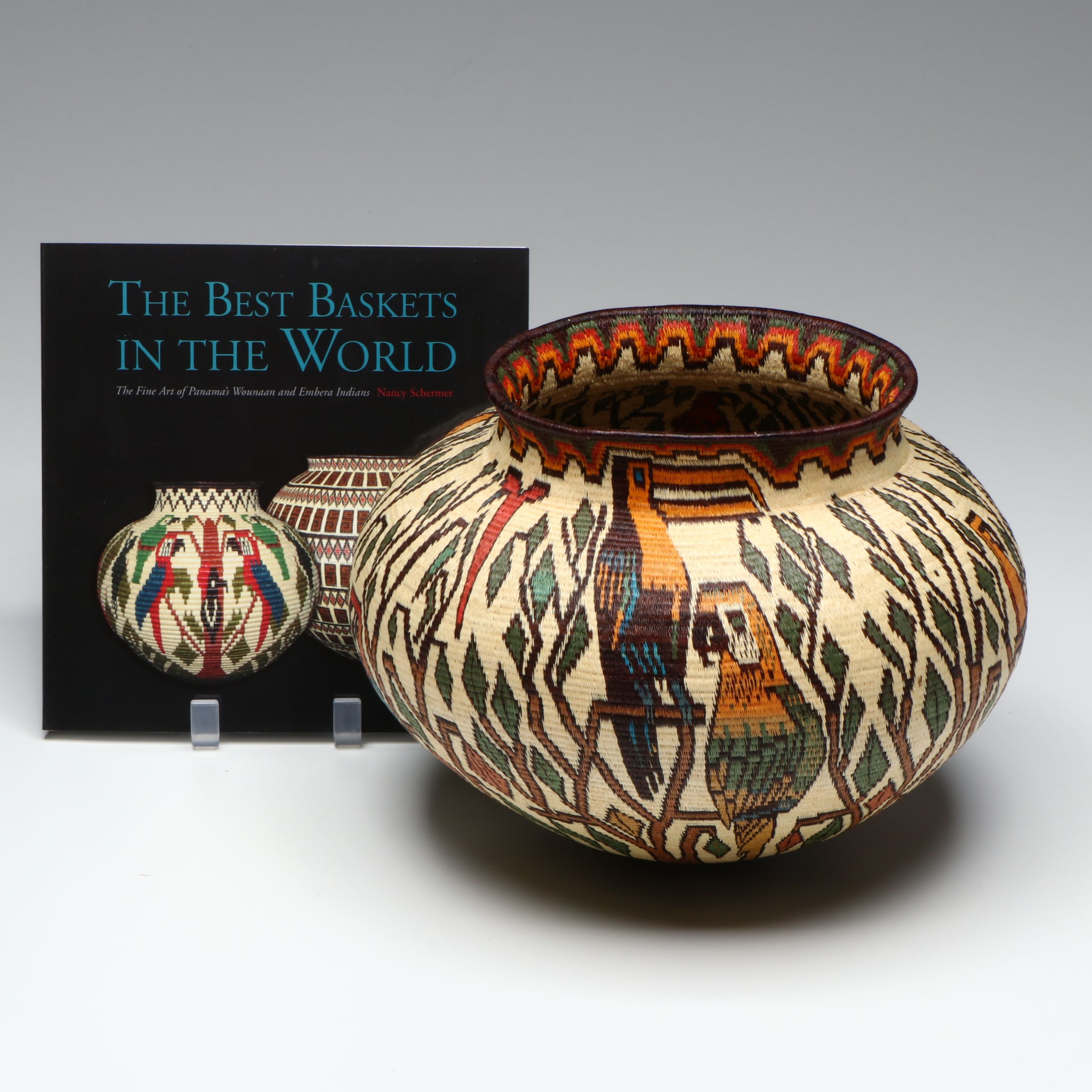 Panamanian Emberá-Wounaan Plant Fiber Basket with Polychrome Tropical Birds
