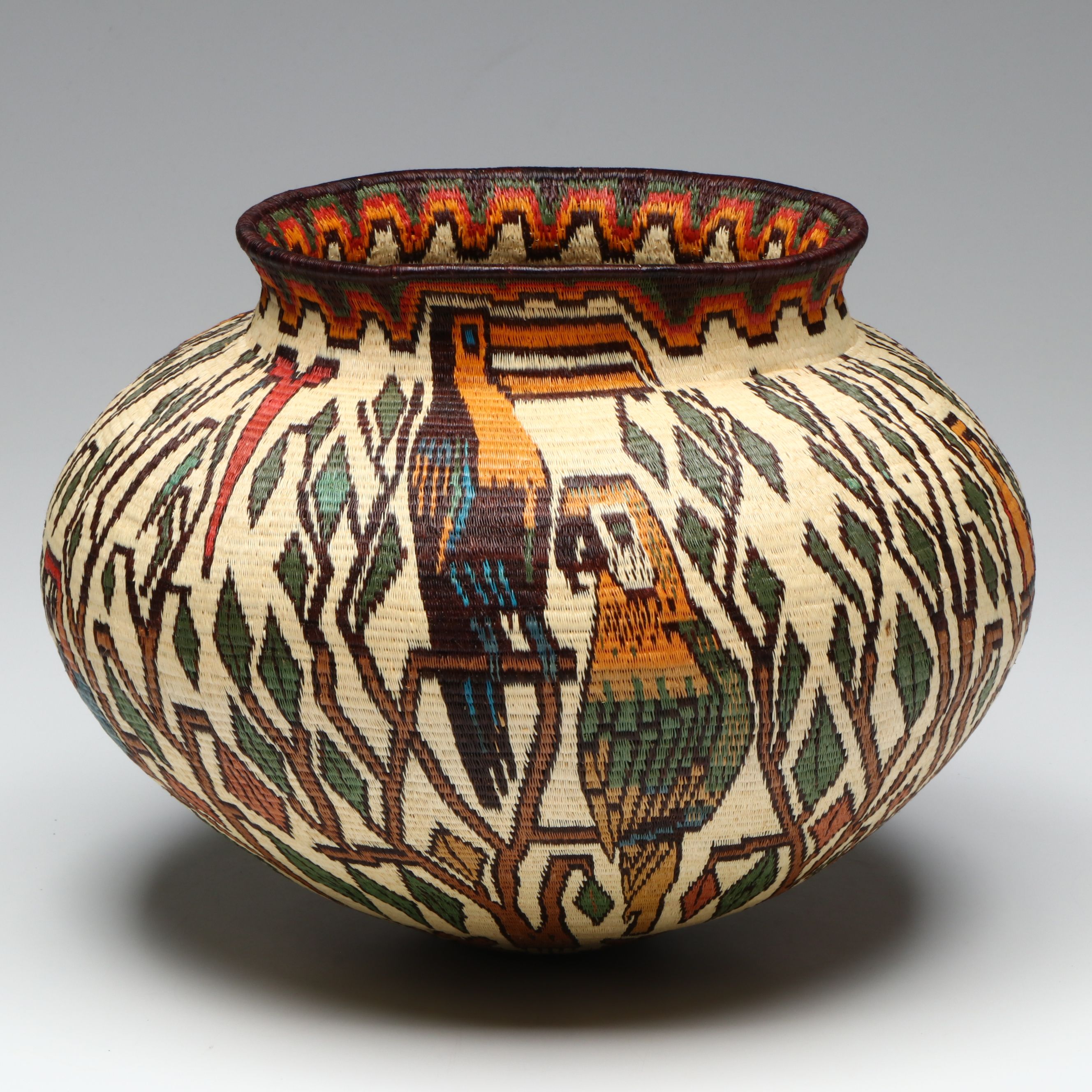 Panamanian Emberá-Wounaan Plant Fiber Basket with Polychrome Tropical Birds